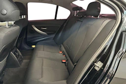 musta BMW 320 2013 kuva 11.