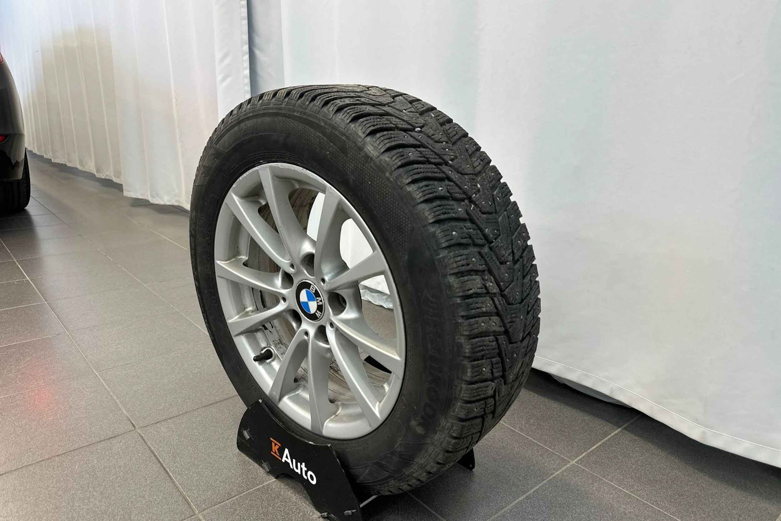 musta BMW 320 2013 kuva 13.