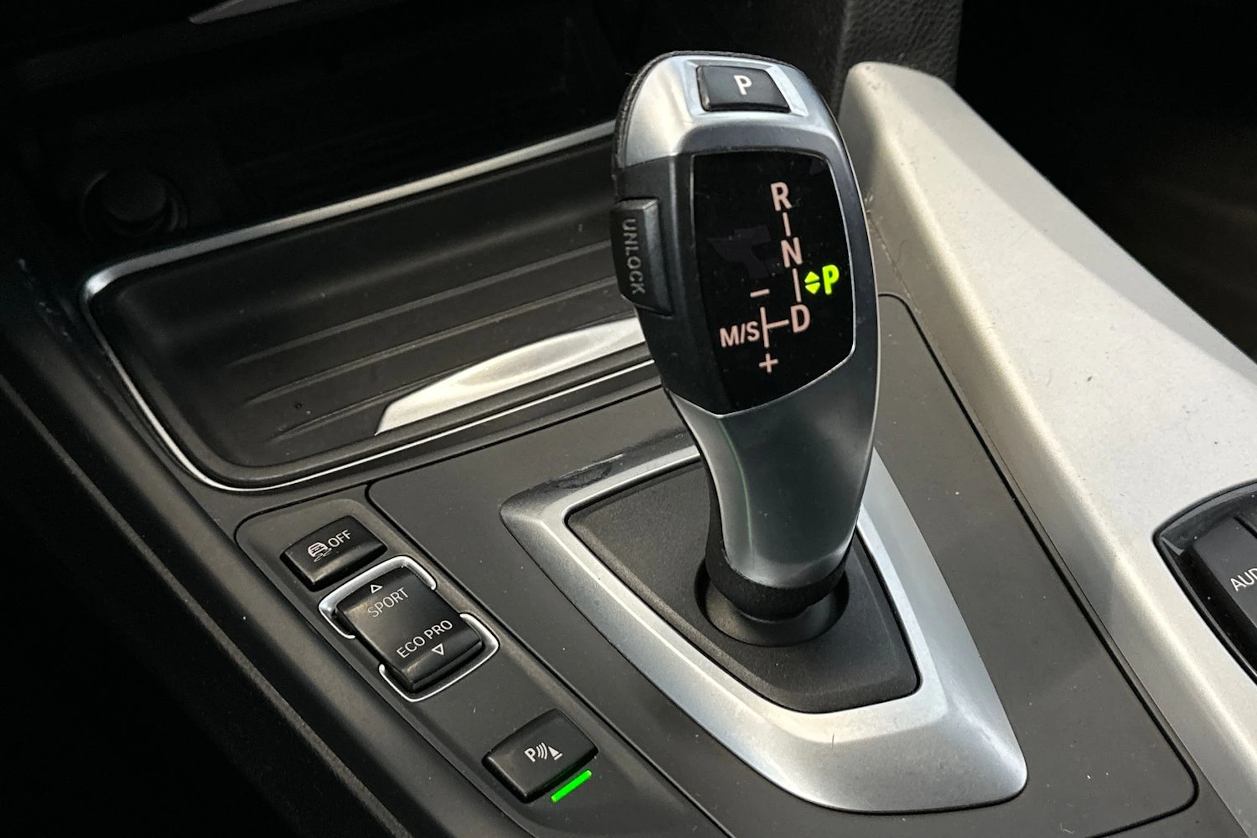 musta BMW 320 2013 kuva 20.