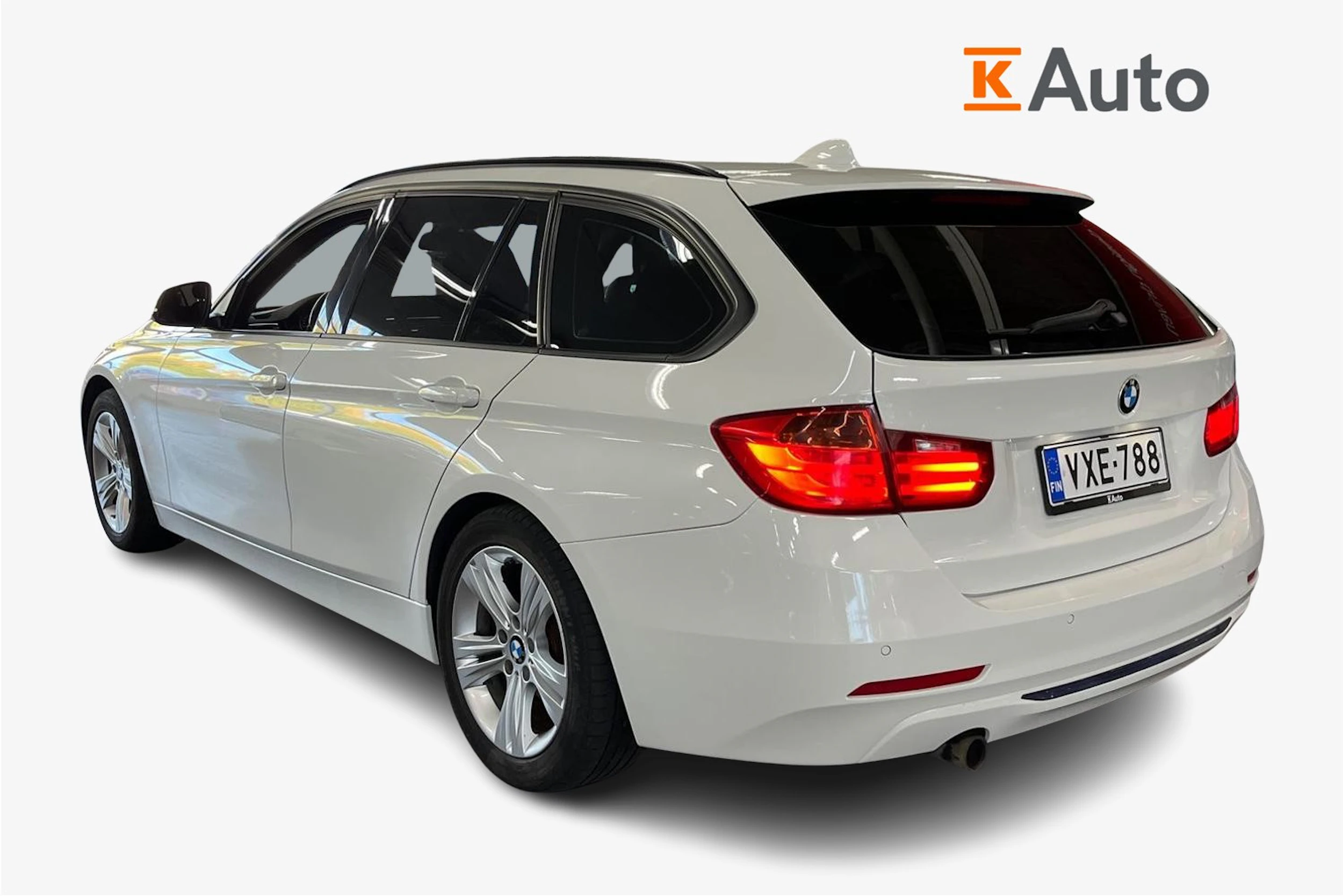 Valkoinen BMW 320 2014 kuva 2.