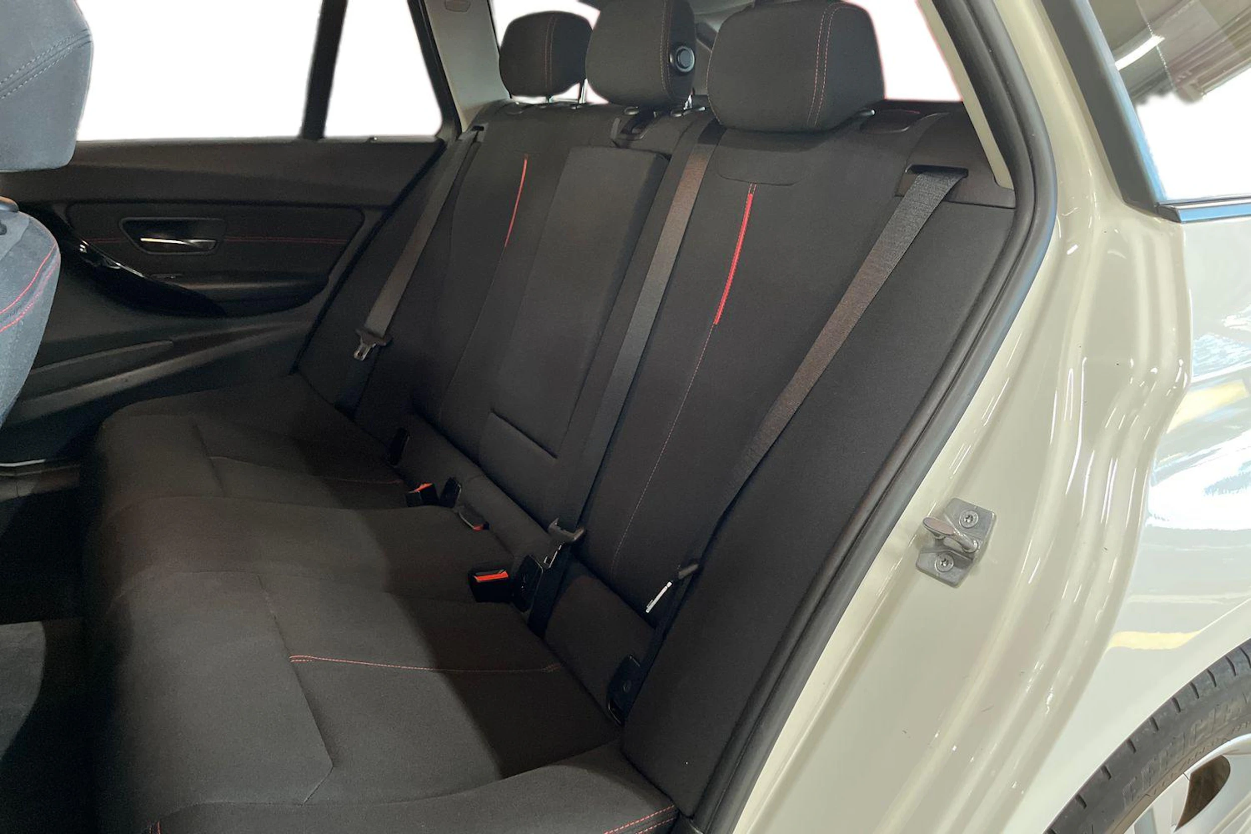 Valkoinen BMW 320 2014 kuva 8.