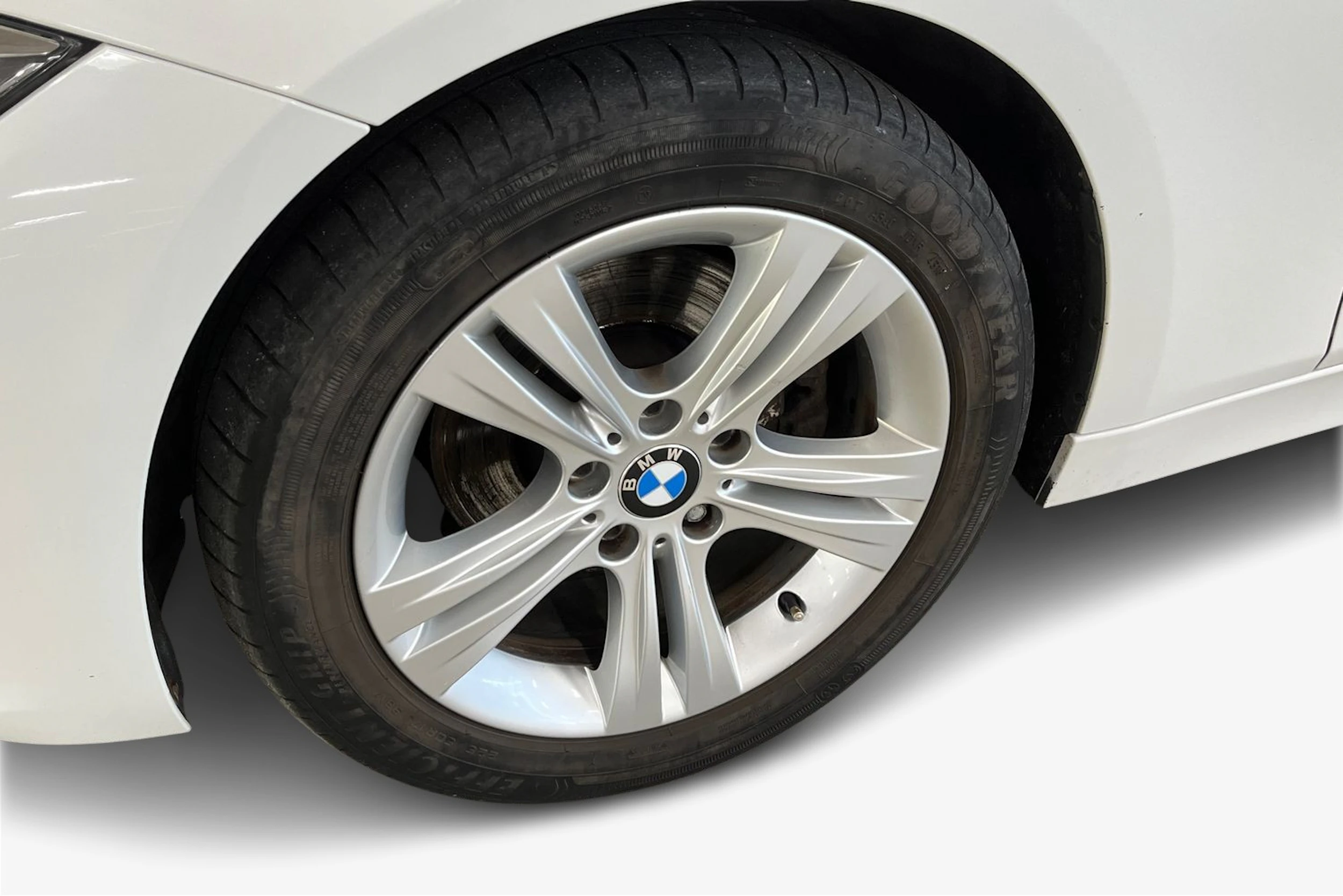 Valkoinen BMW 320 2014 kuva 9.