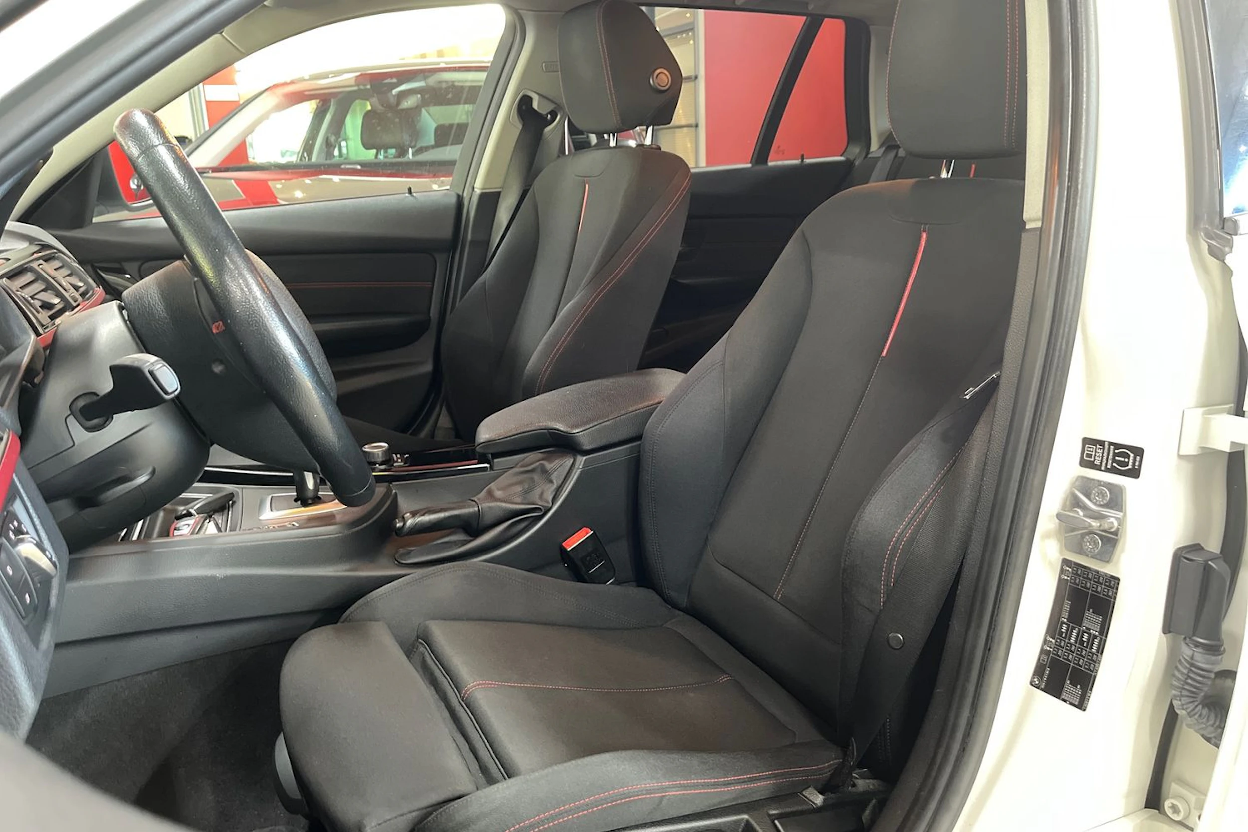Valkoinen BMW 320 2014 kuva 11.