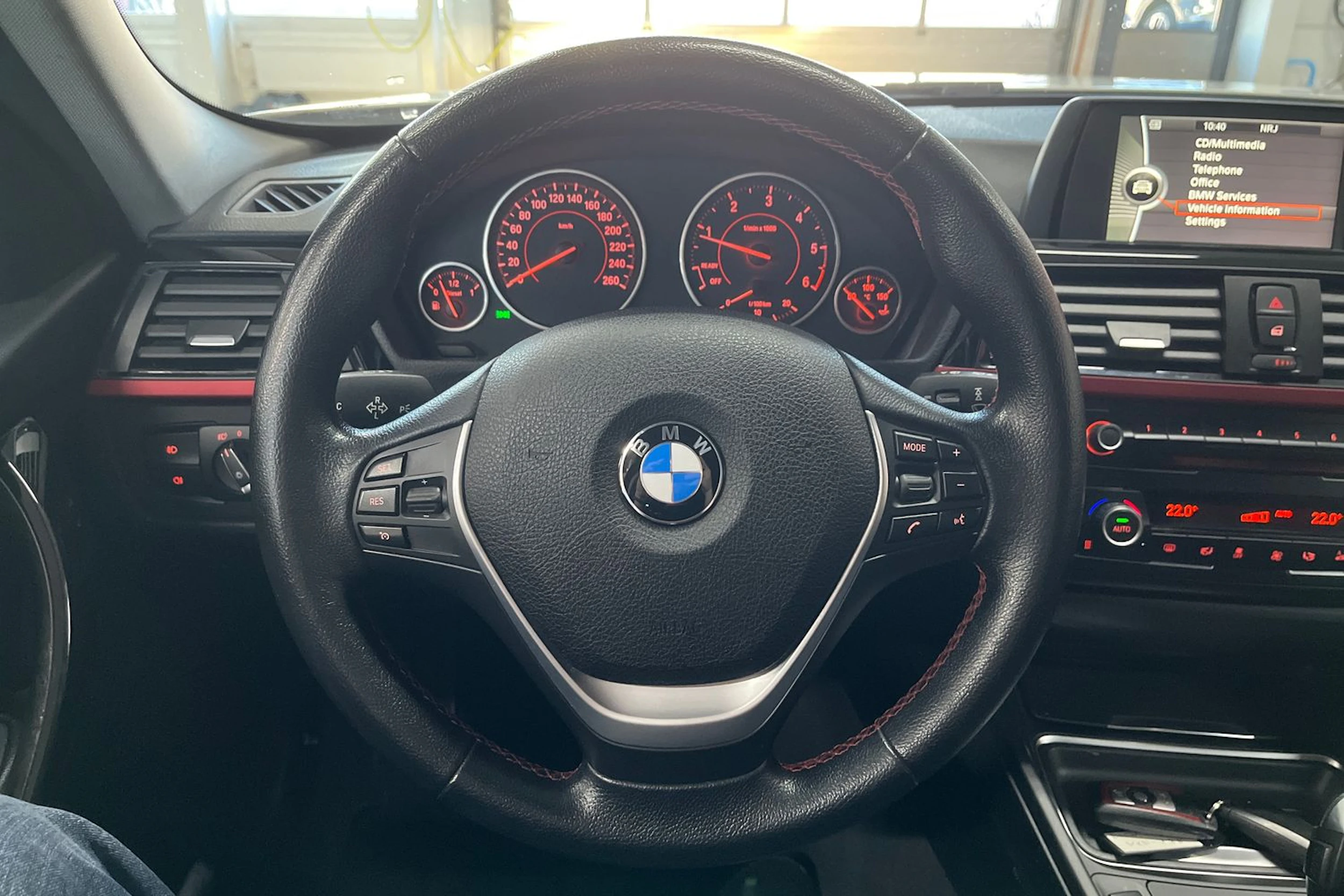 Valkoinen BMW 320 2014 kuva 13.