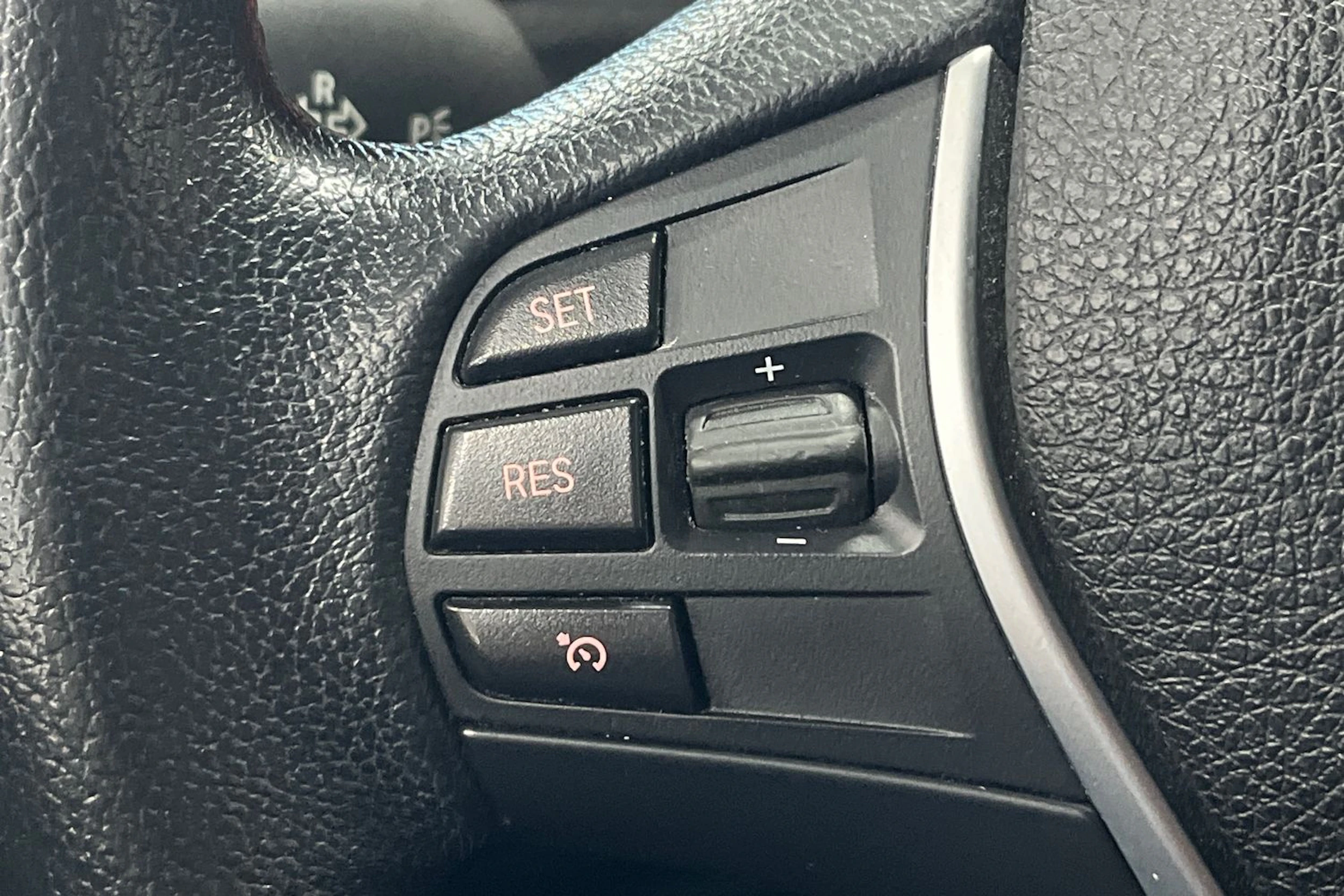 Valkoinen BMW 320 2014 kuva 14.