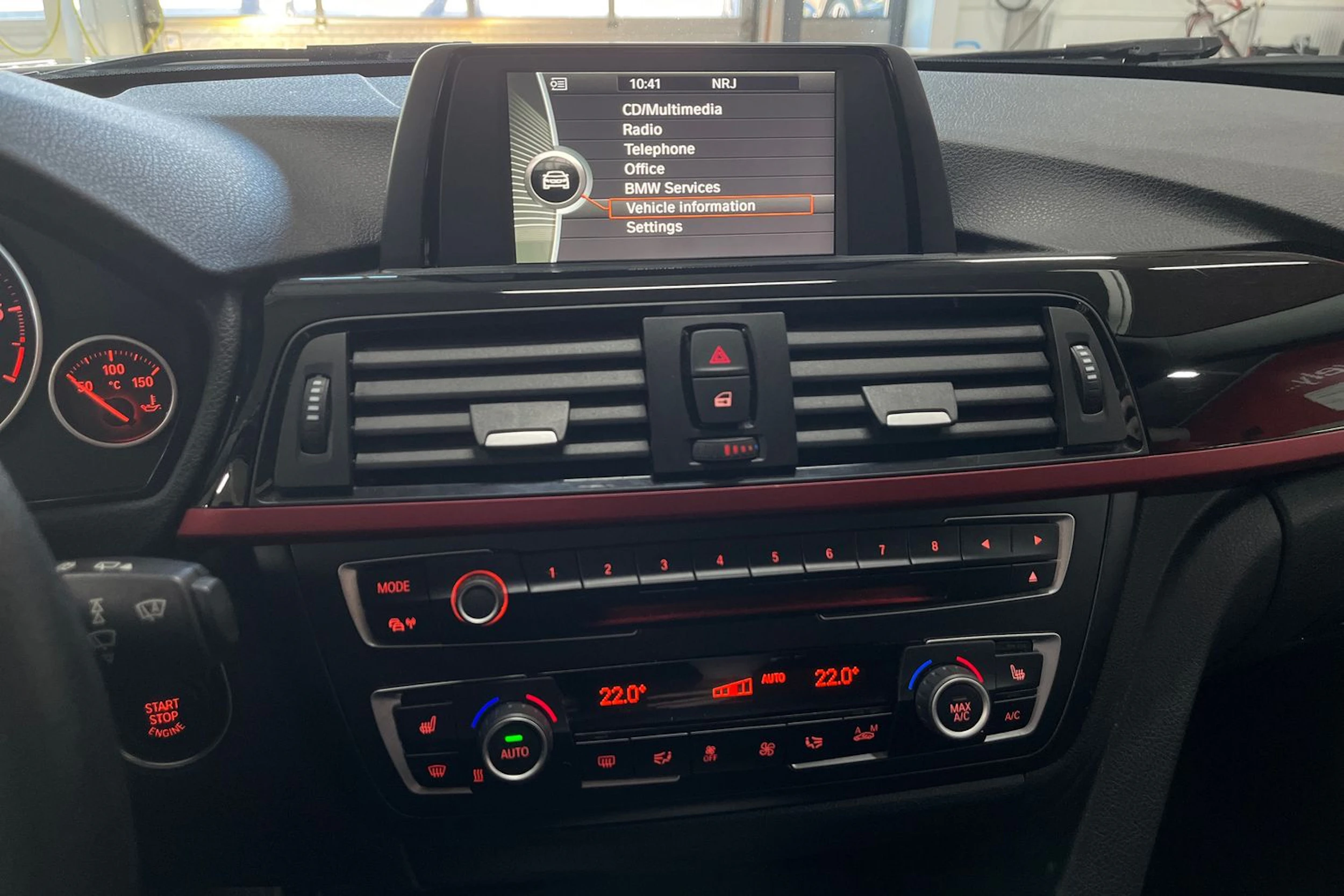 Valkoinen BMW 320 2014 kuva 17.