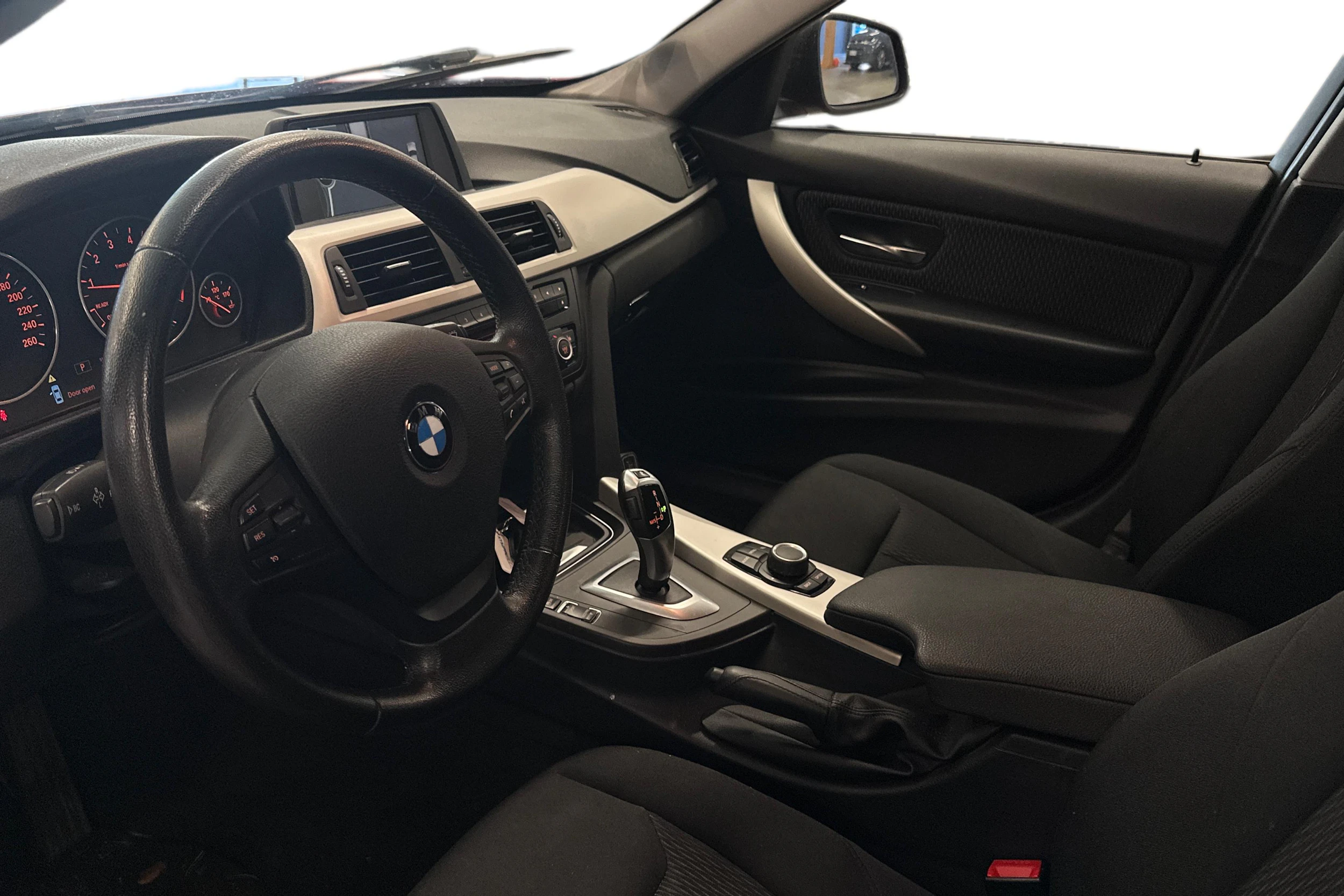 punainen BMW 320 2013 kuva 3.