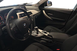 punainen BMW 320 2013 kuva 3.