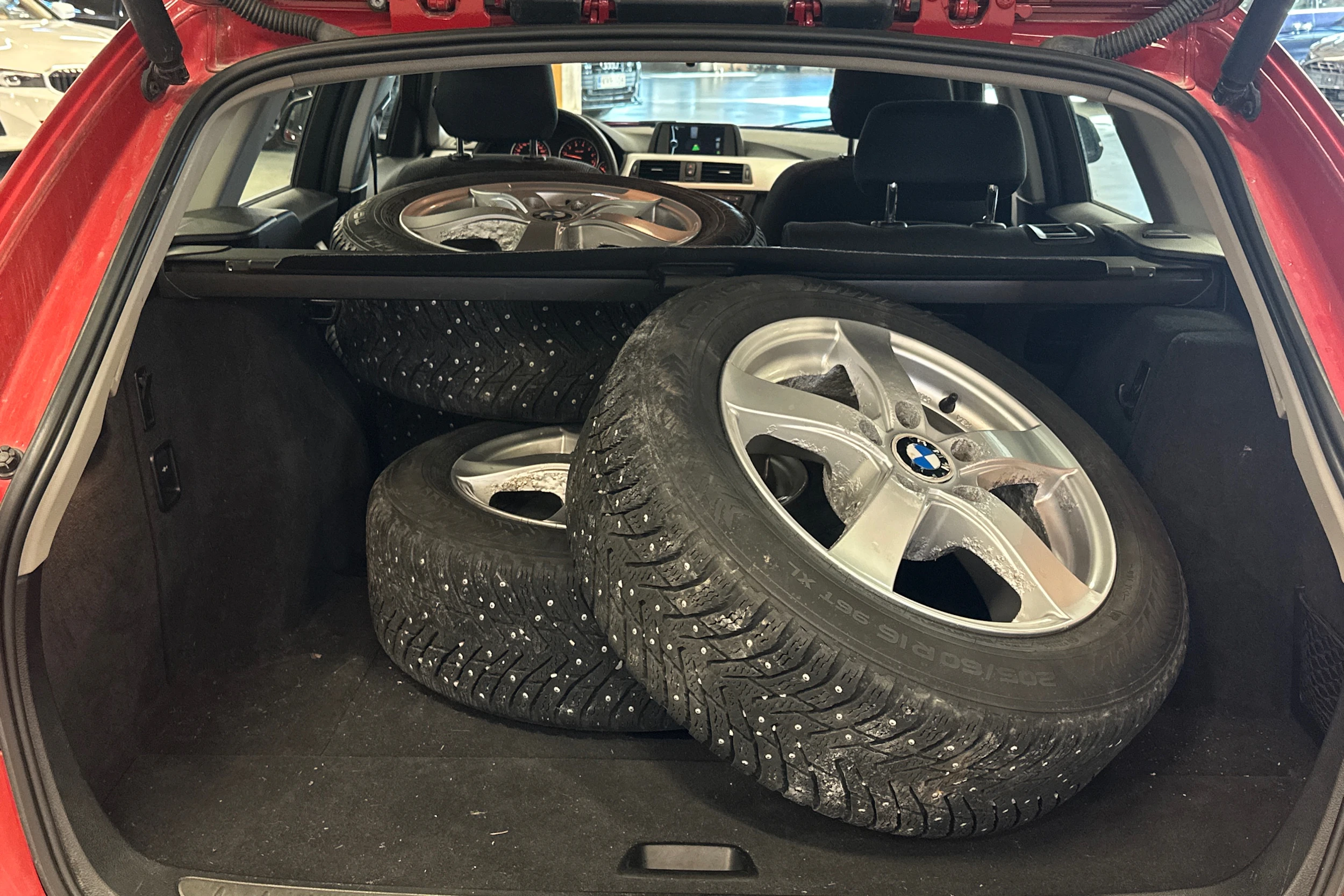 punainen BMW 320 2013 kuva 4.