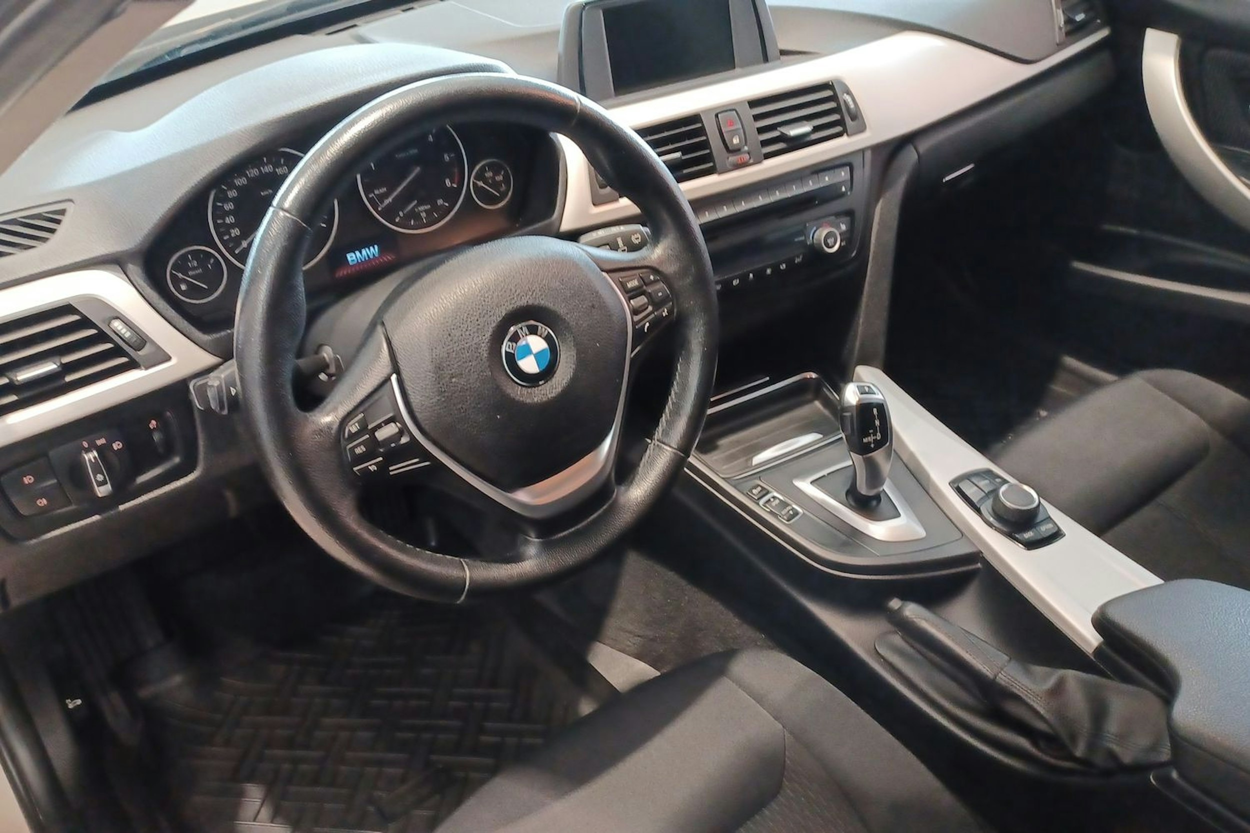 harmaa BMW 320 2013 kuva 7.