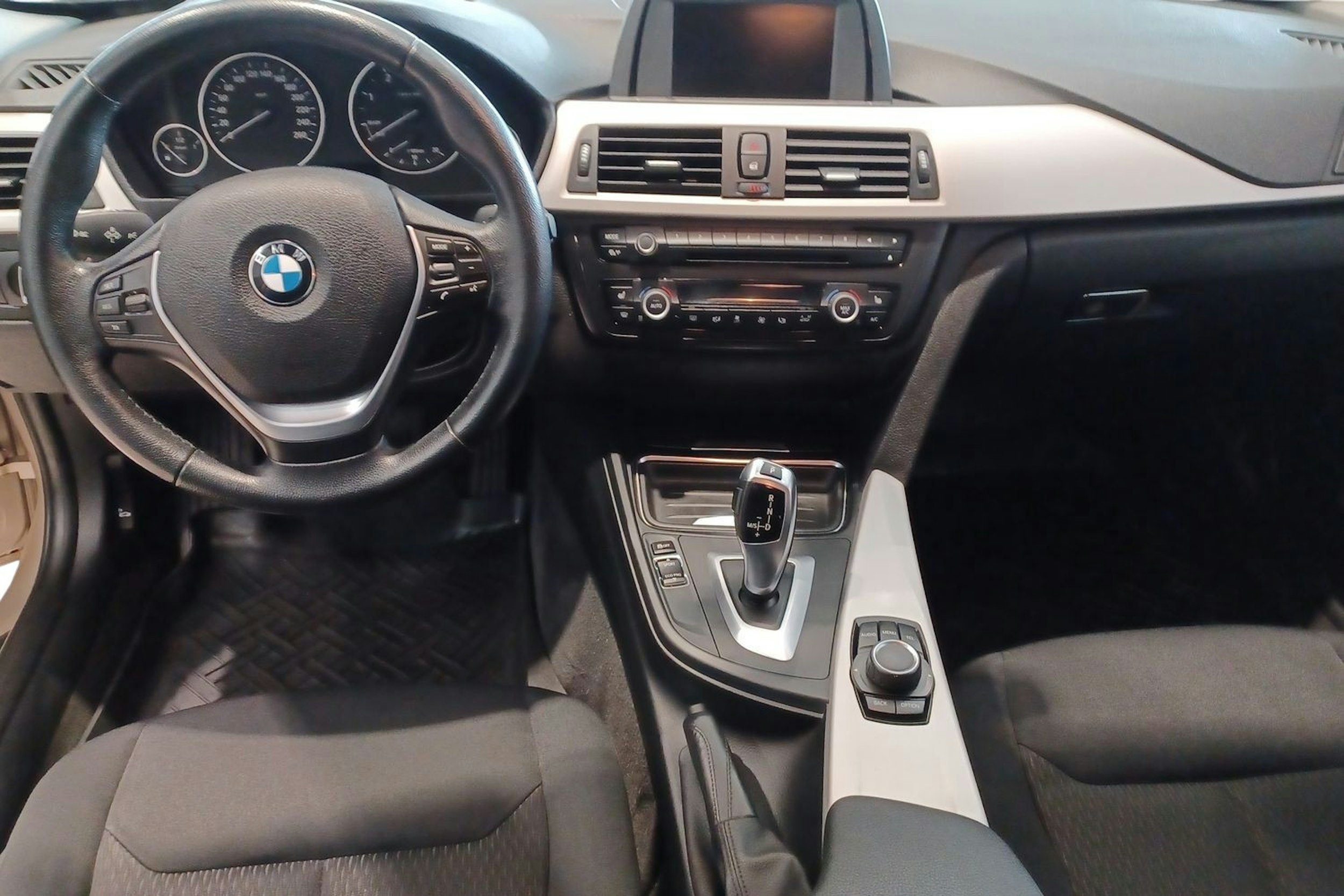 harmaa BMW 320 2013 kuva 9.