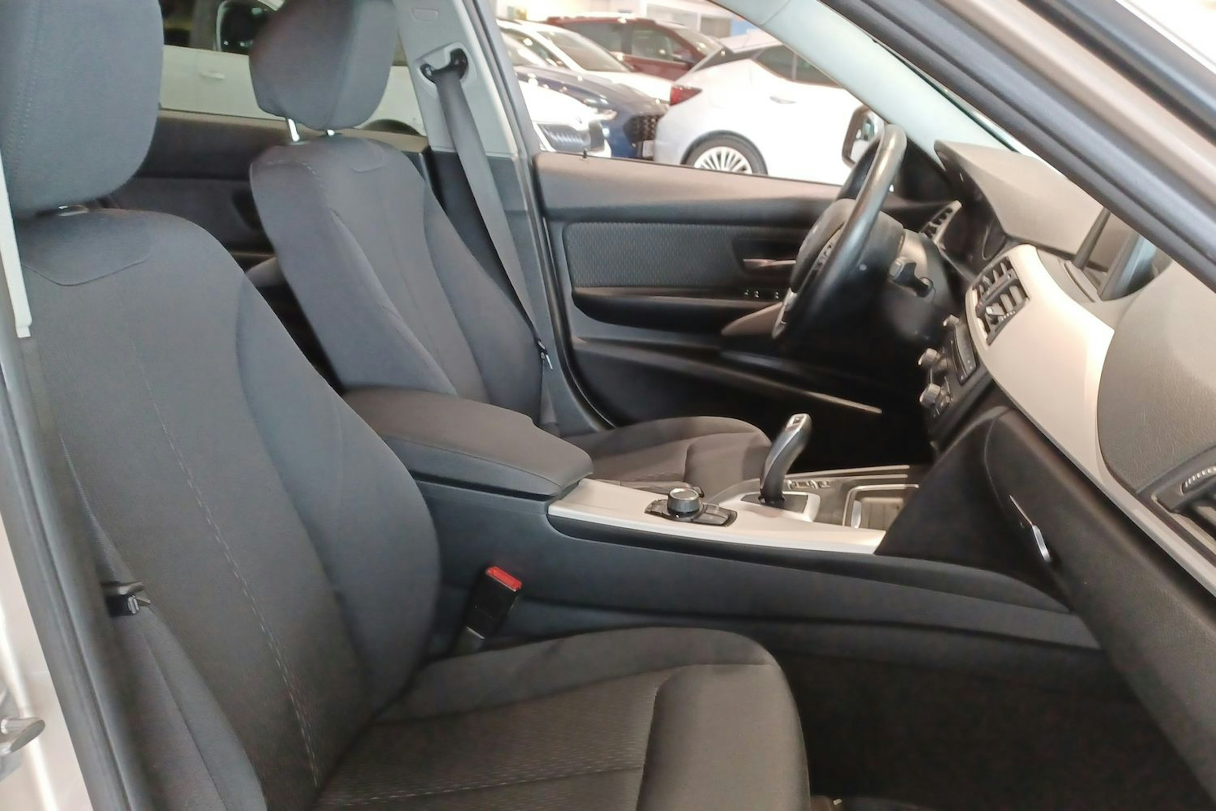 harmaa BMW 320 2013 kuva 15.