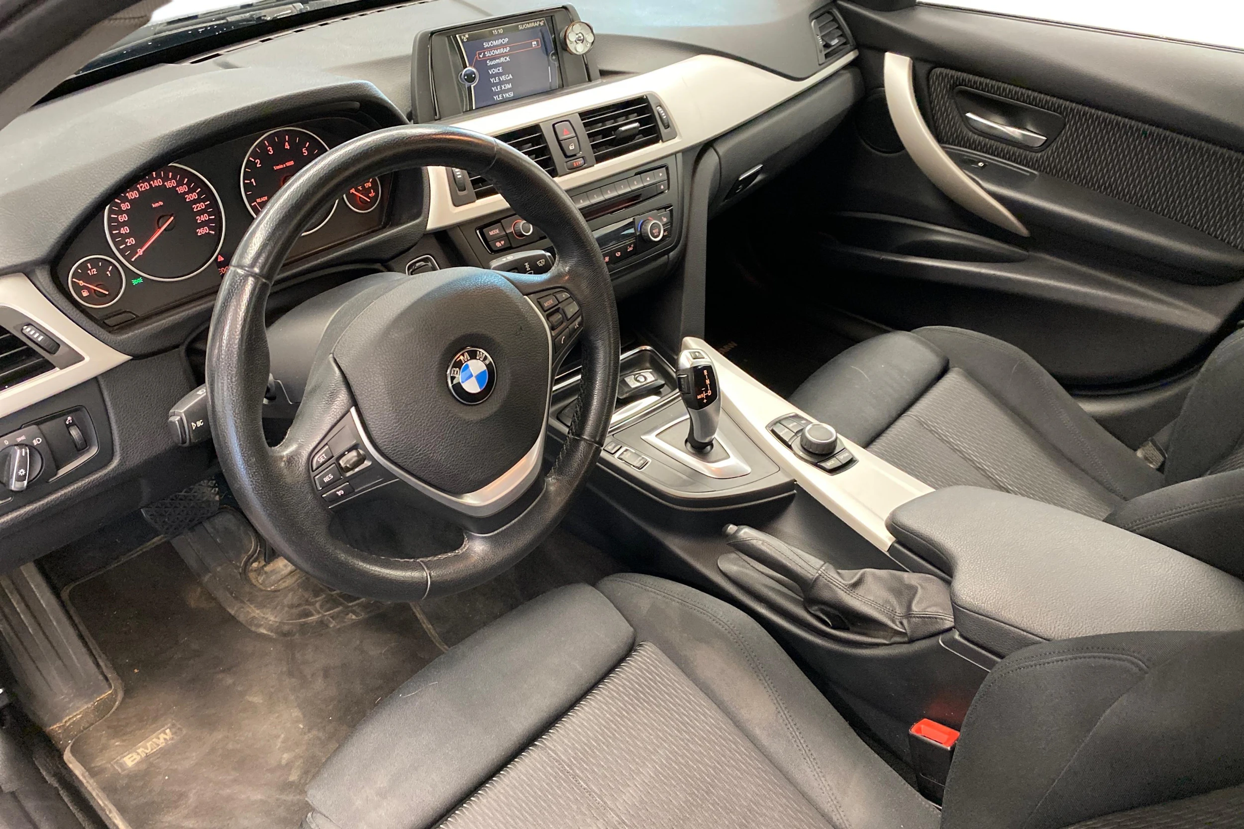 musta BMW 320 2014 kuva 6.