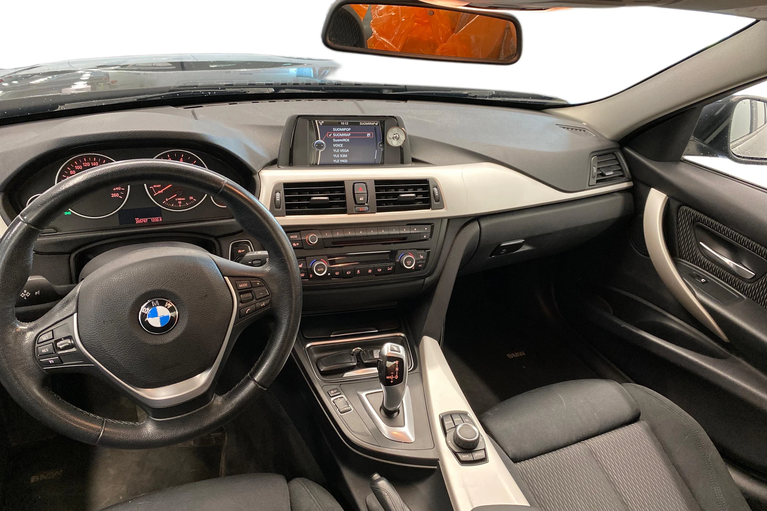 musta BMW 320 2014 kuva 7.