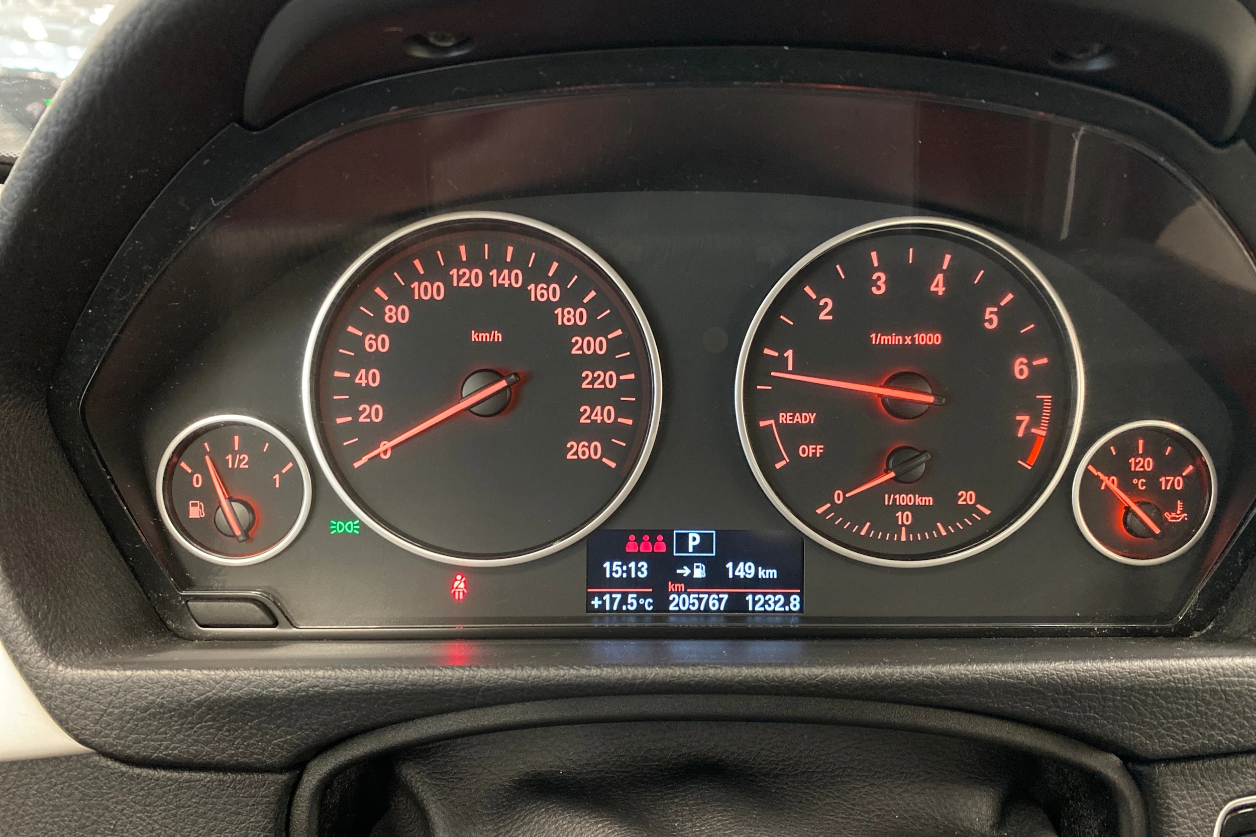 musta BMW 320 2014 kuva 11.
