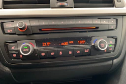 musta BMW 320 2014 kuva 13.