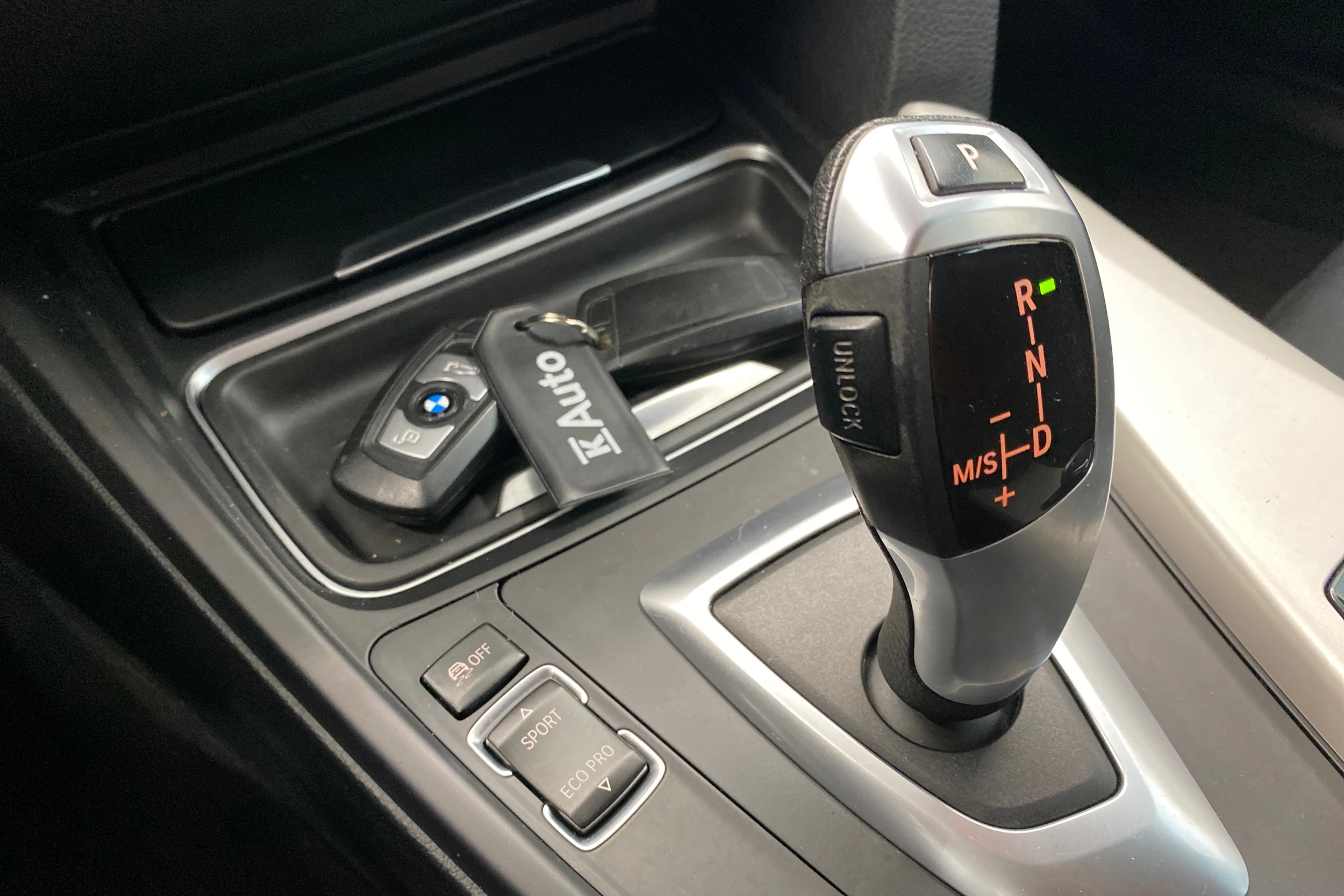 musta BMW 320 2014 kuva 14.