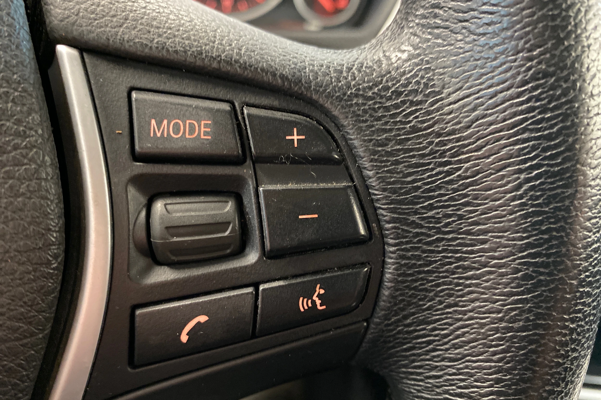 musta BMW 320 2014 kuva 16.