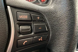 musta BMW 320 2014 kuva 16.