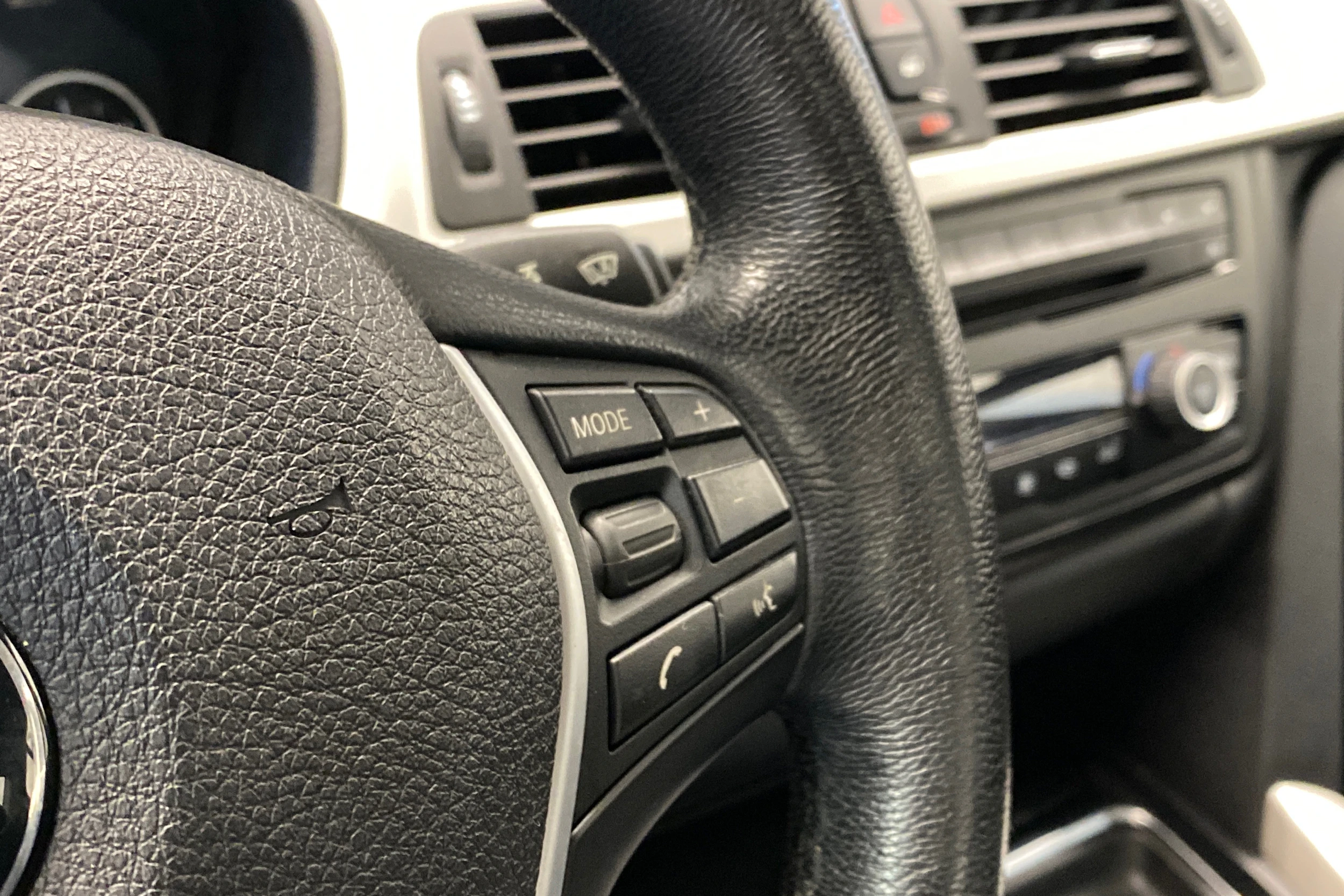 musta BMW 320 2014 kuva 24.