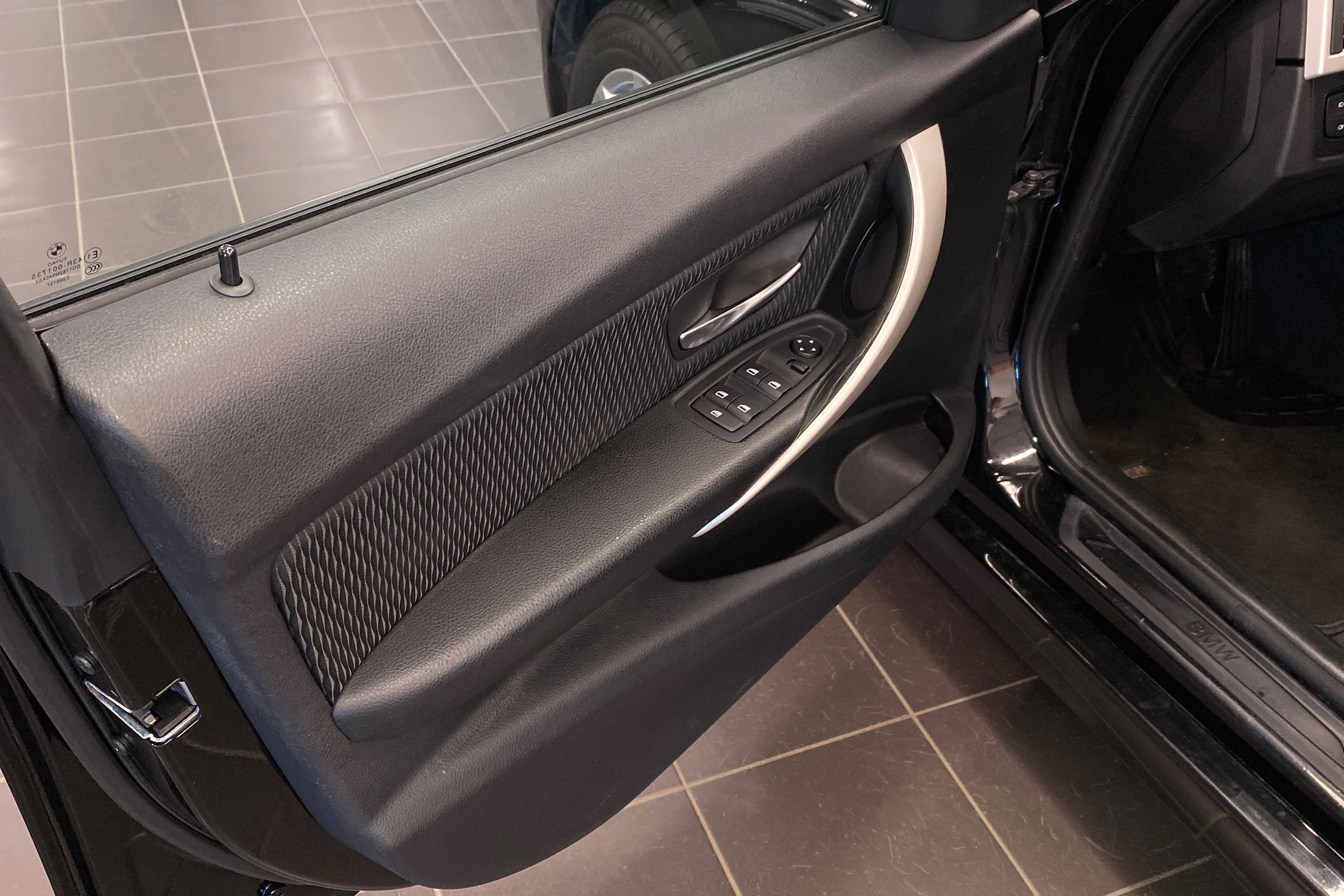 musta BMW 320 2014 kuva 26.