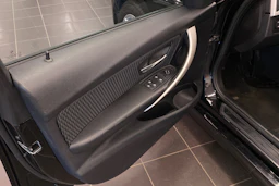 musta BMW 320 2014 kuva 26.
