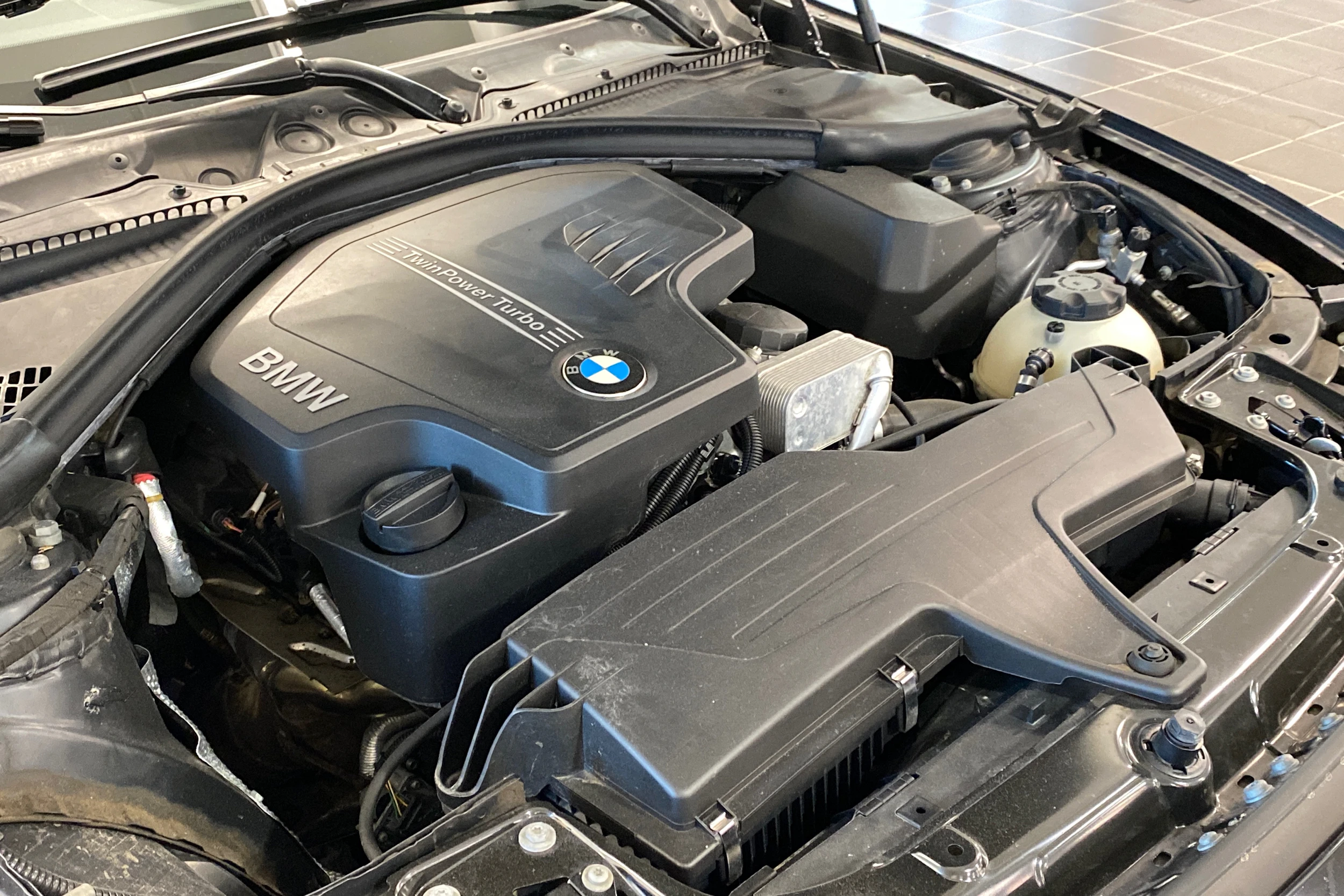 musta BMW 320 2014 kuva 27.