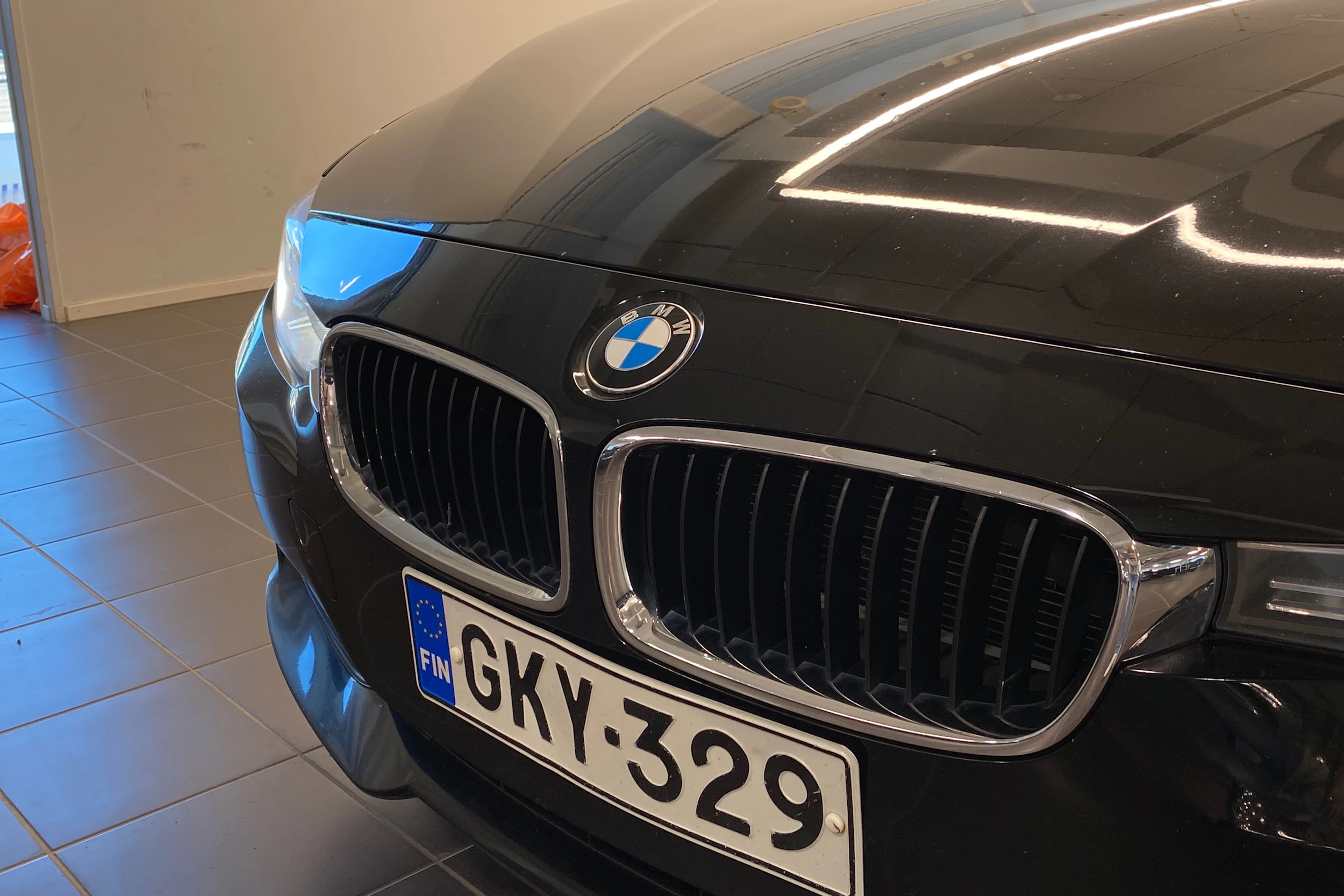 musta BMW 320 2014 kuva 30.