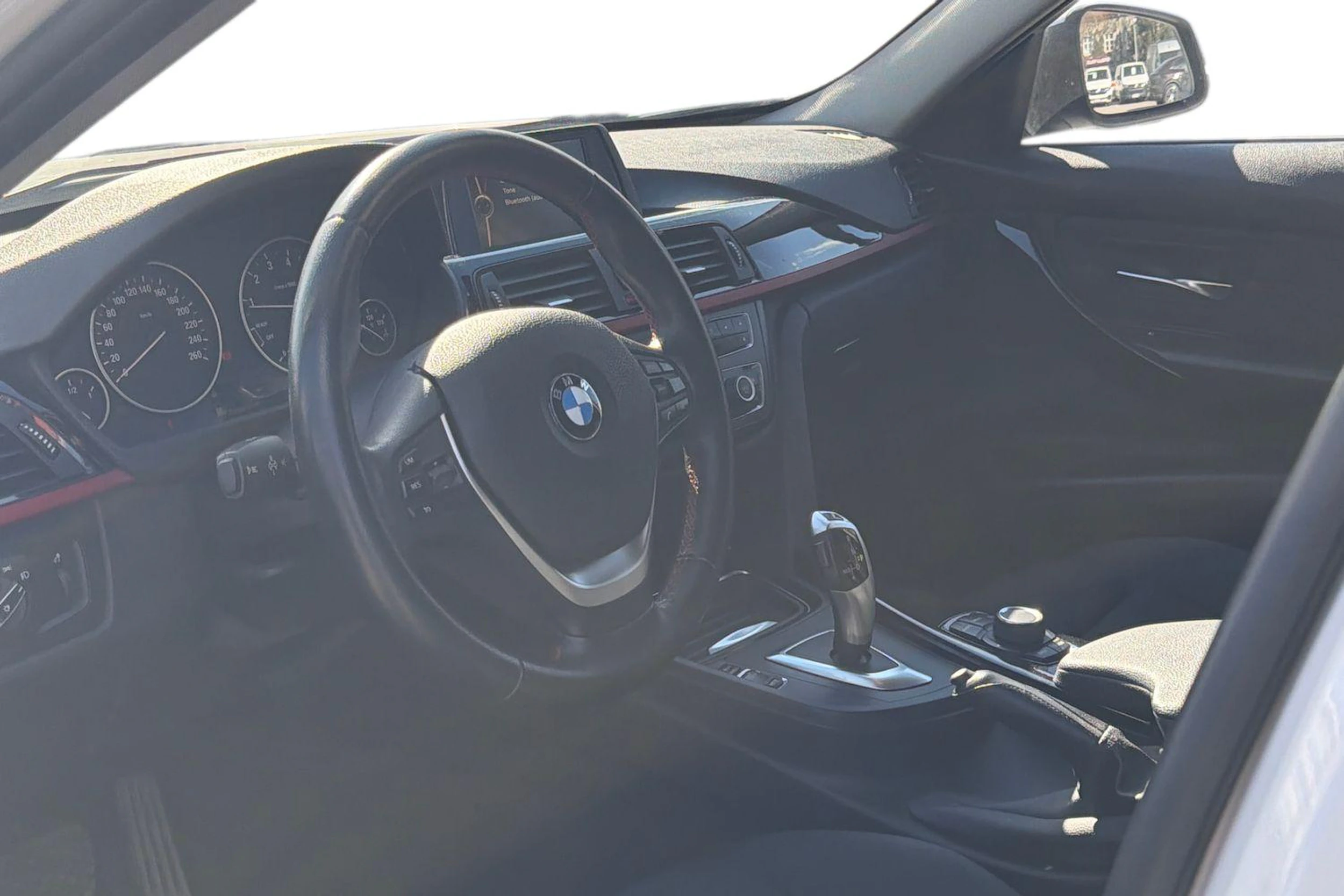 valkoinen BMW 320 2014 kuva 3.