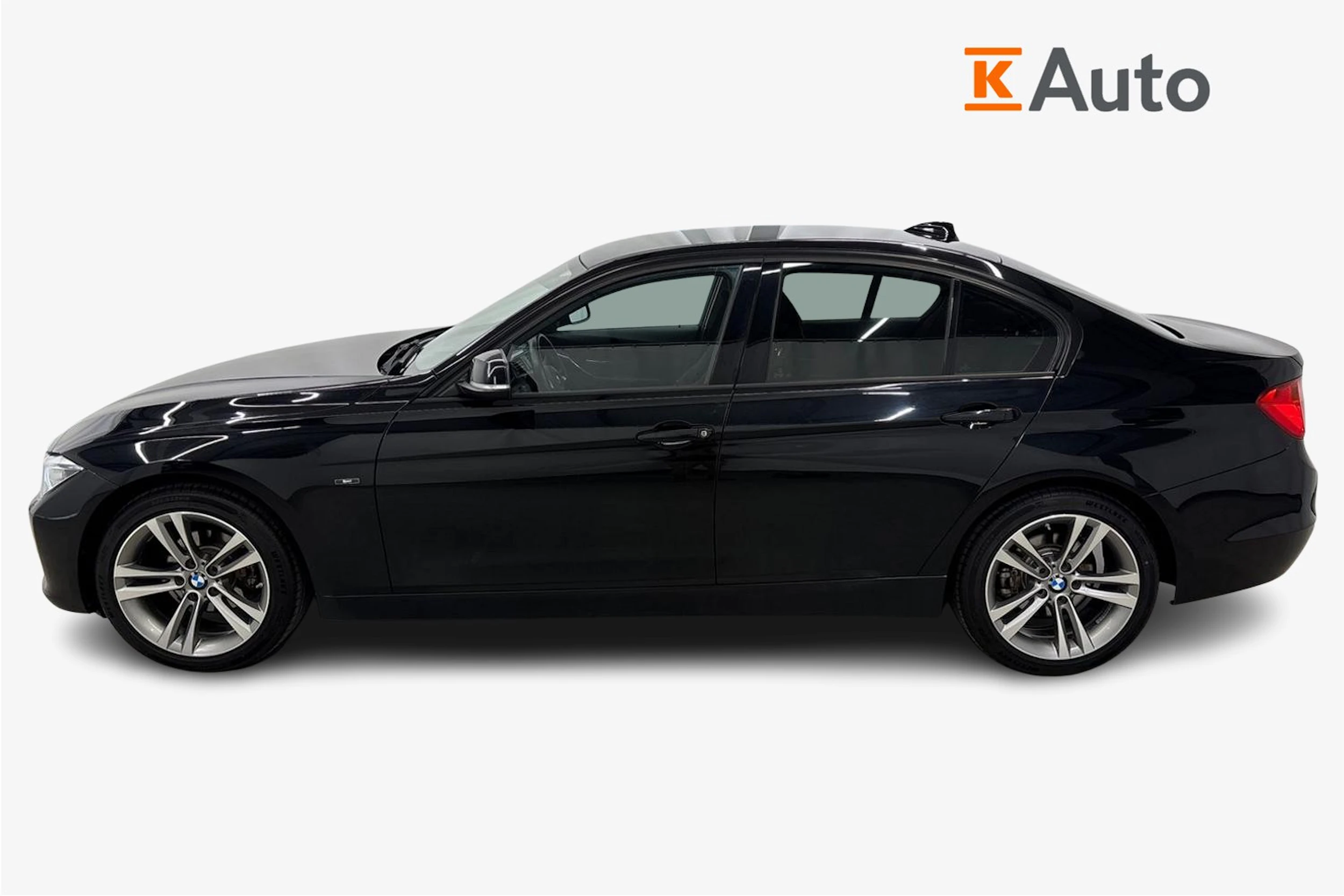 musta BMW 320 2015 kuva 5.