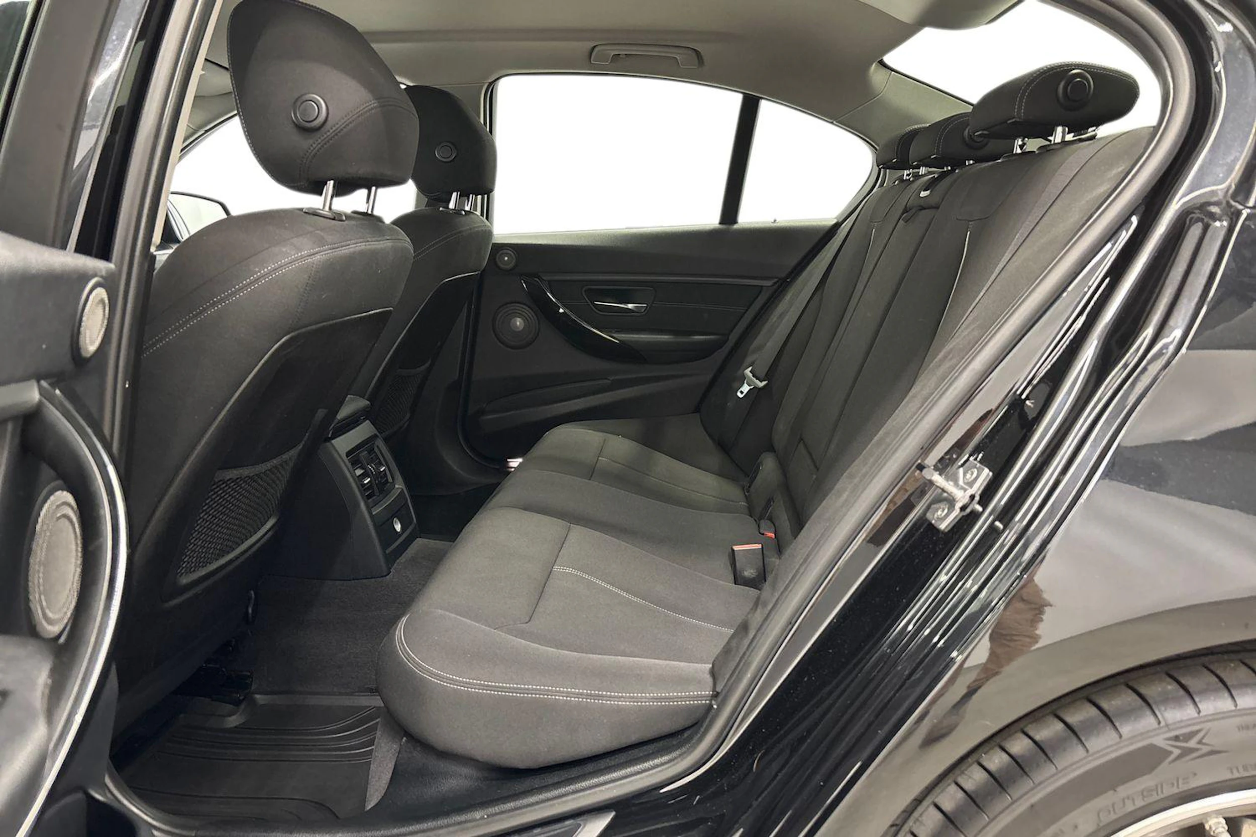 musta BMW 320 2015 kuva 8.