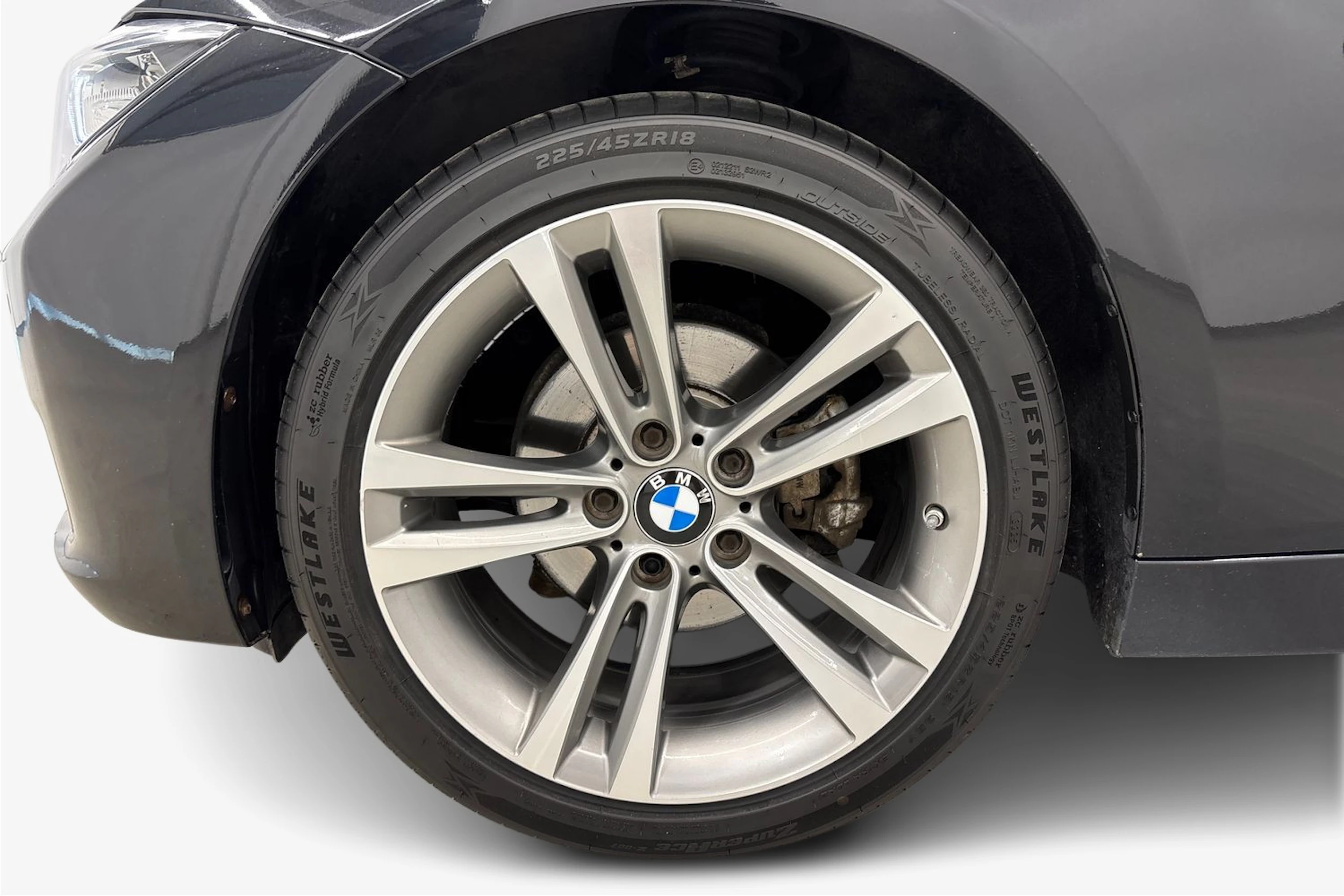 musta BMW 320 2015 kuva 9.