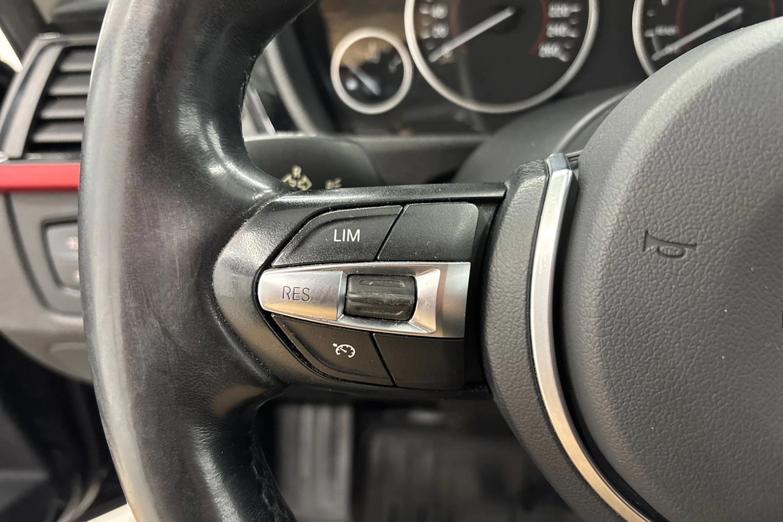 musta BMW 320 2015 kuva 12.