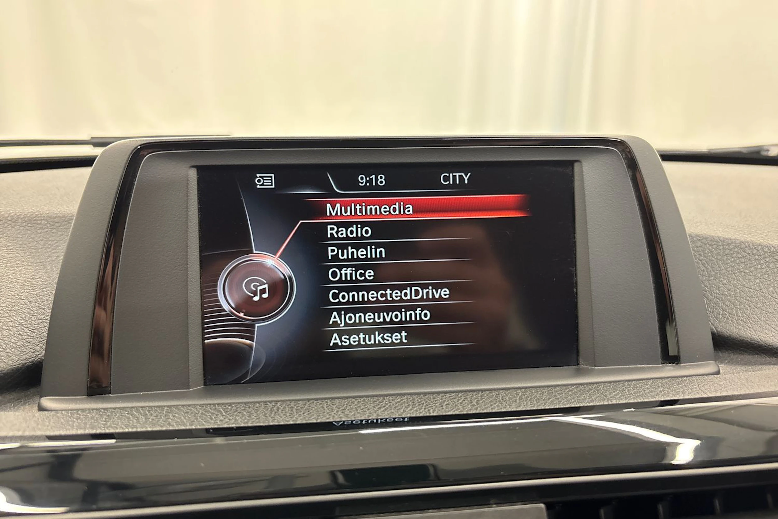 musta BMW 320 2015 kuva 14.
