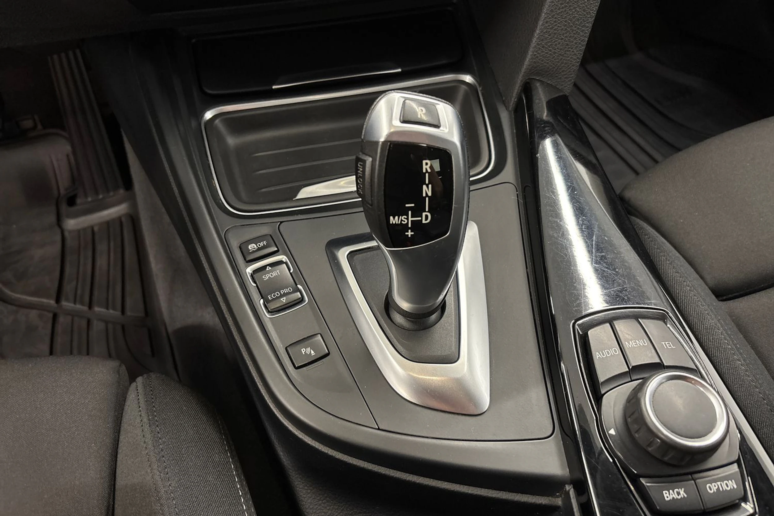 musta BMW 320 2015 kuva 16.