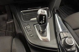 musta BMW 320 2015 kuva 16.