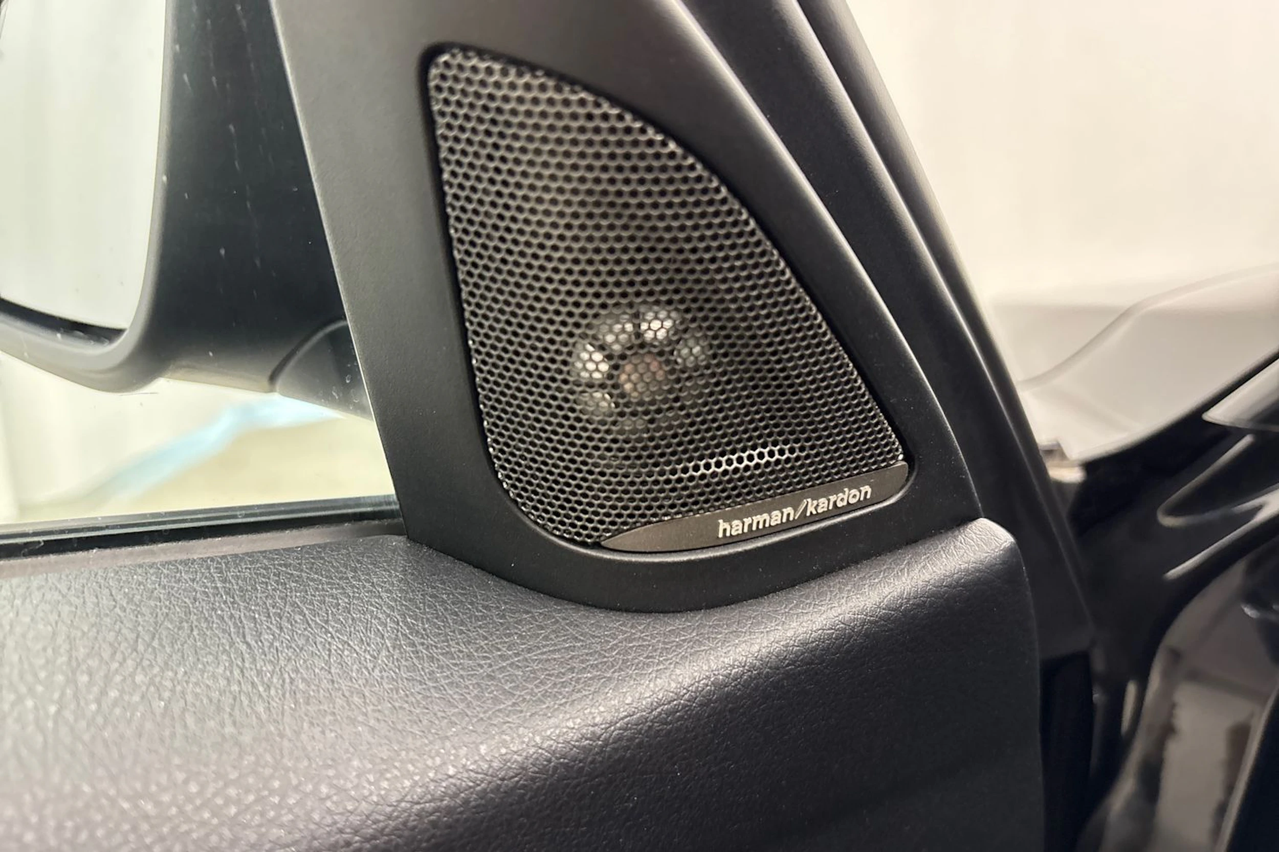 musta BMW 320 2015 kuva 17.