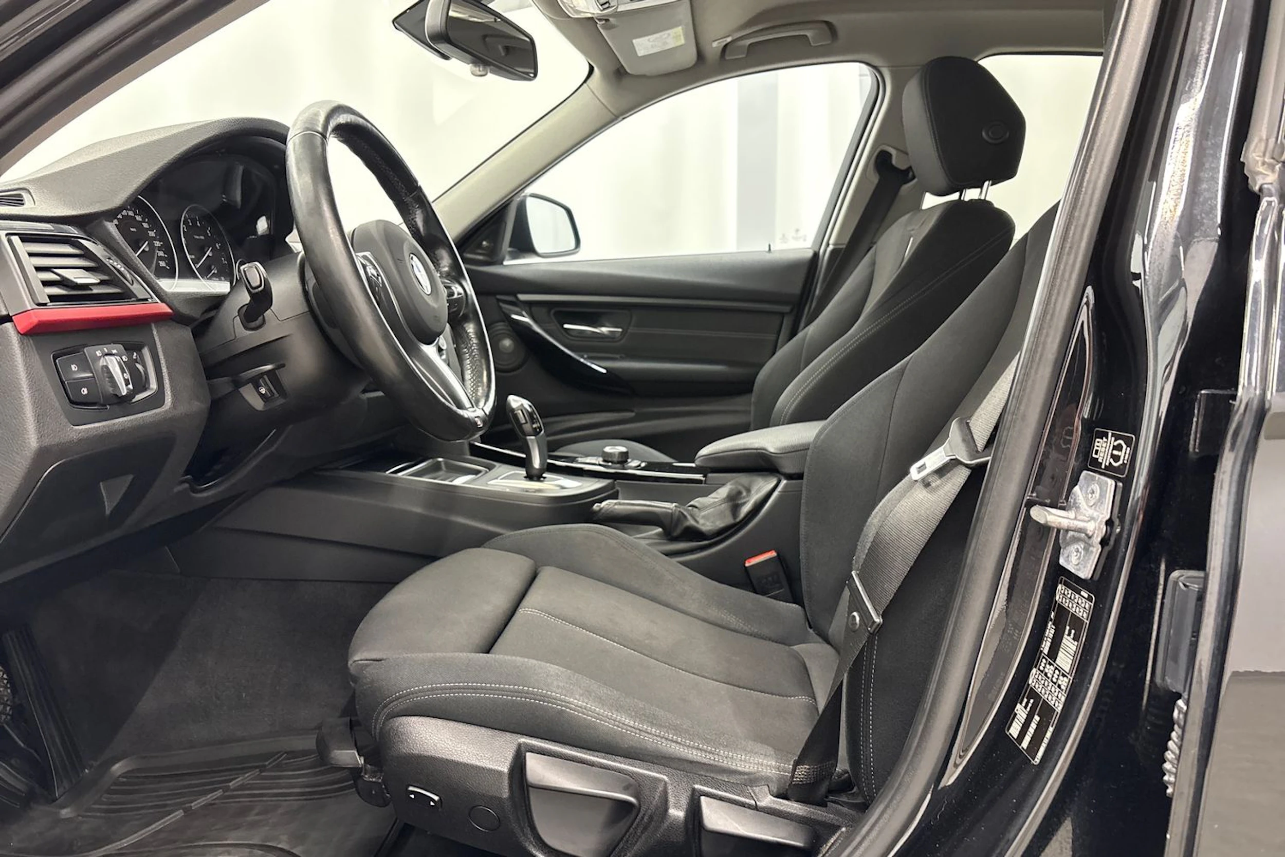 musta BMW 320 2015 kuva 18.