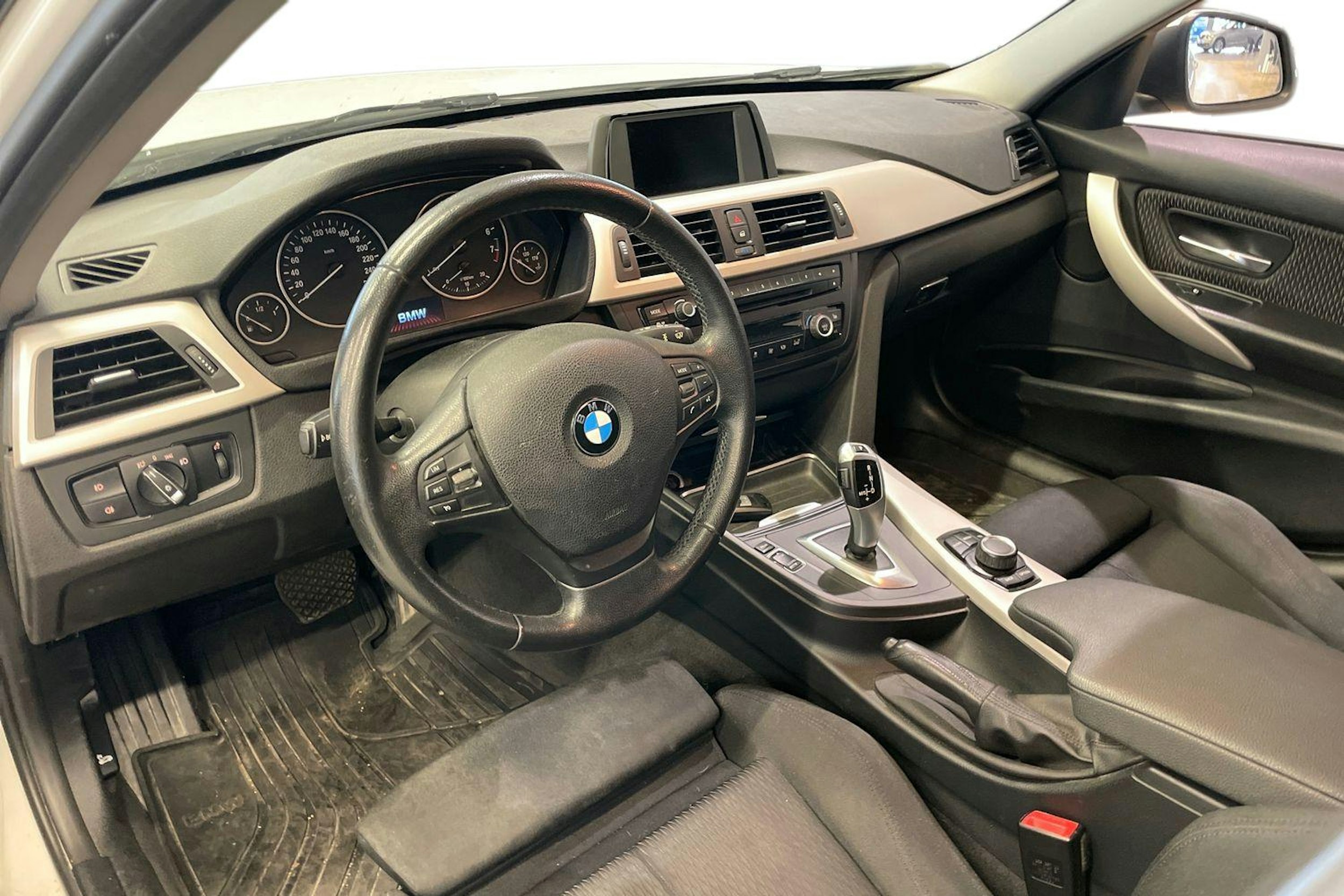 Valkoinen BMW 320 2014 kuva 3.