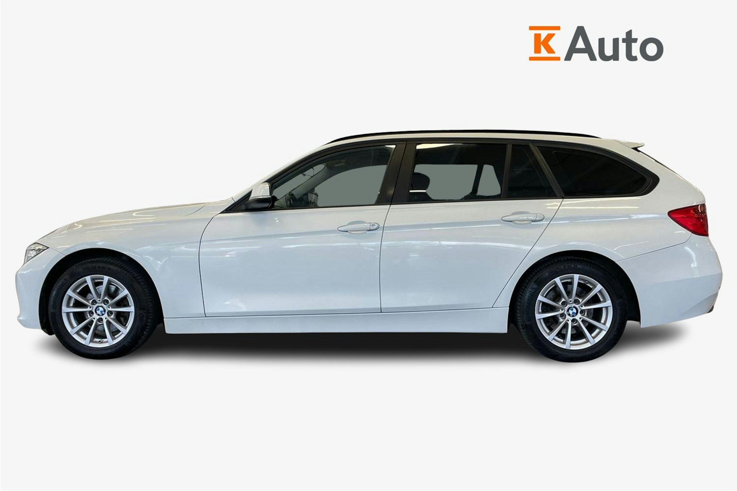 Valkoinen BMW 320 2015 kuva 6.