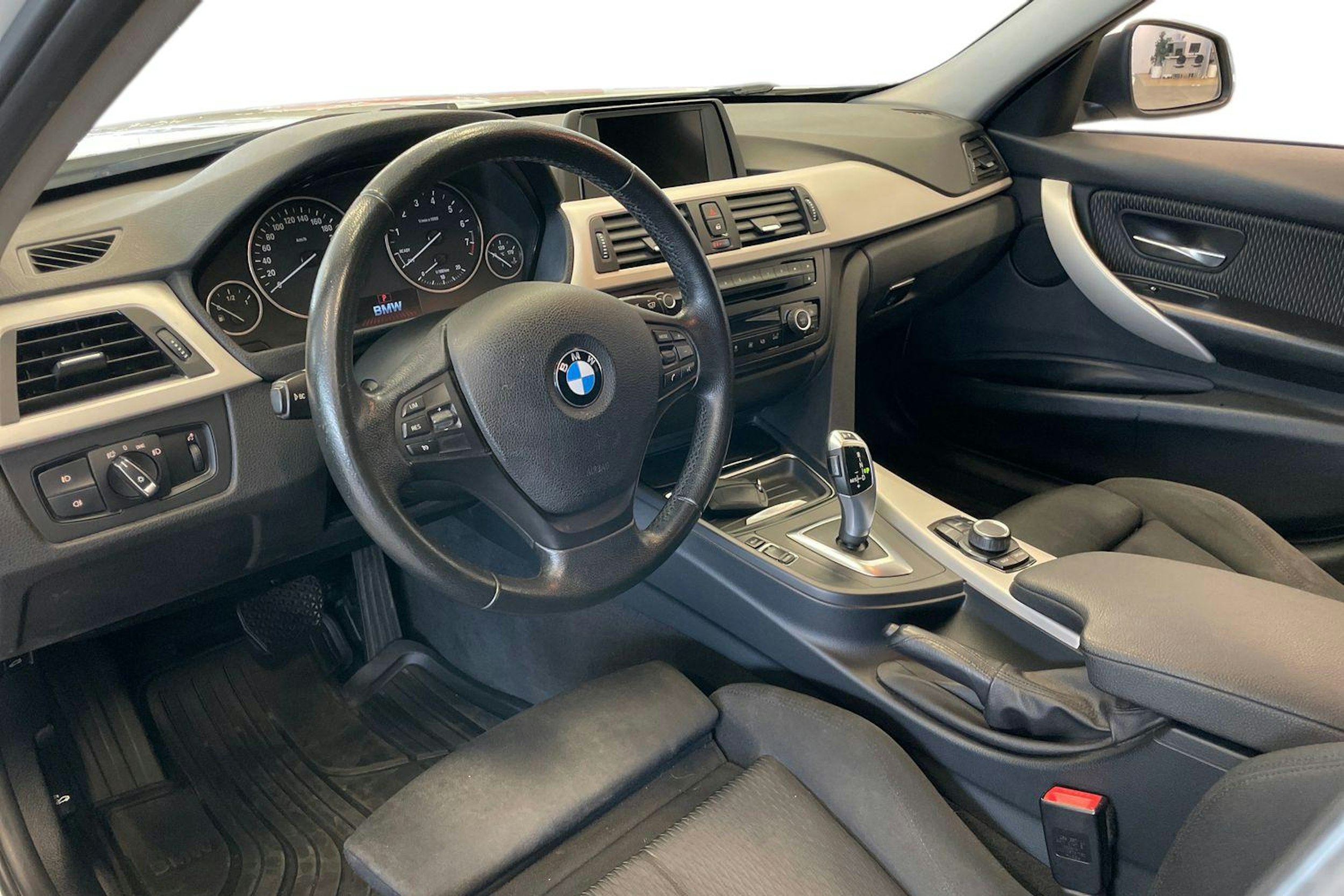 Valkoinen BMW 320 2015 kuva 7.