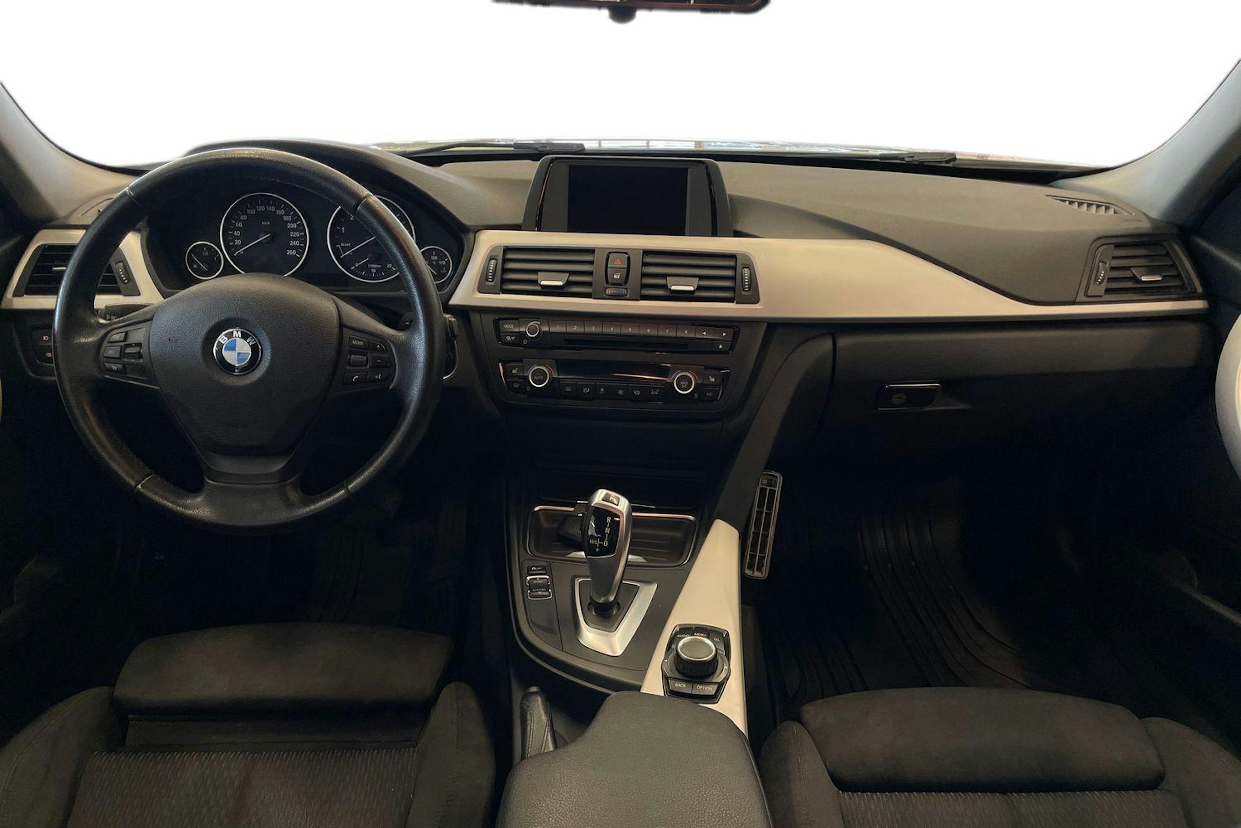 Valkoinen BMW 320 2015 kuva 9.