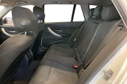 Valkoinen BMW 320 2015 kuva 10.
