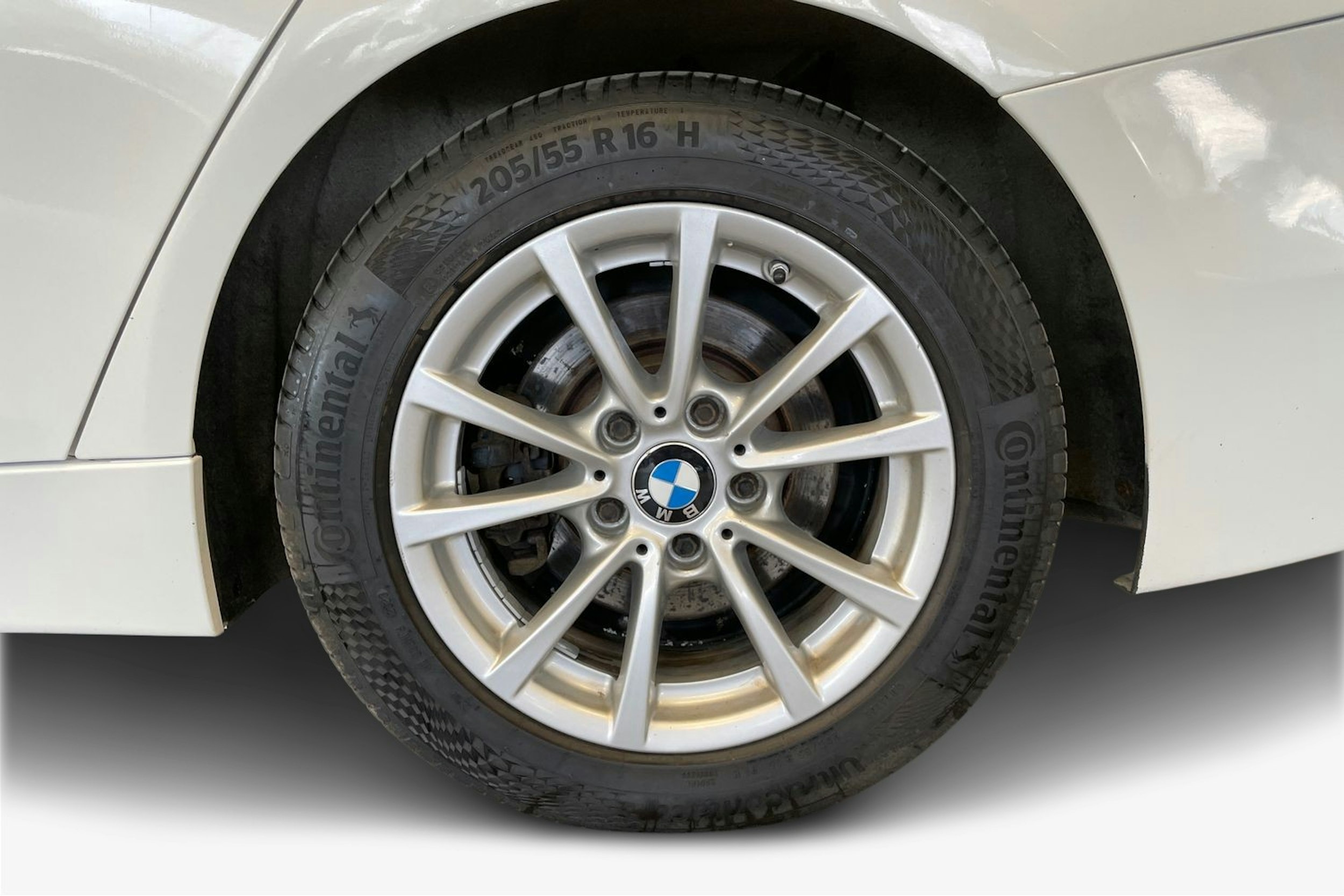 Valkoinen BMW 320 2015 kuva 11.