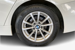 Valkoinen BMW 320 2015 kuva 11.