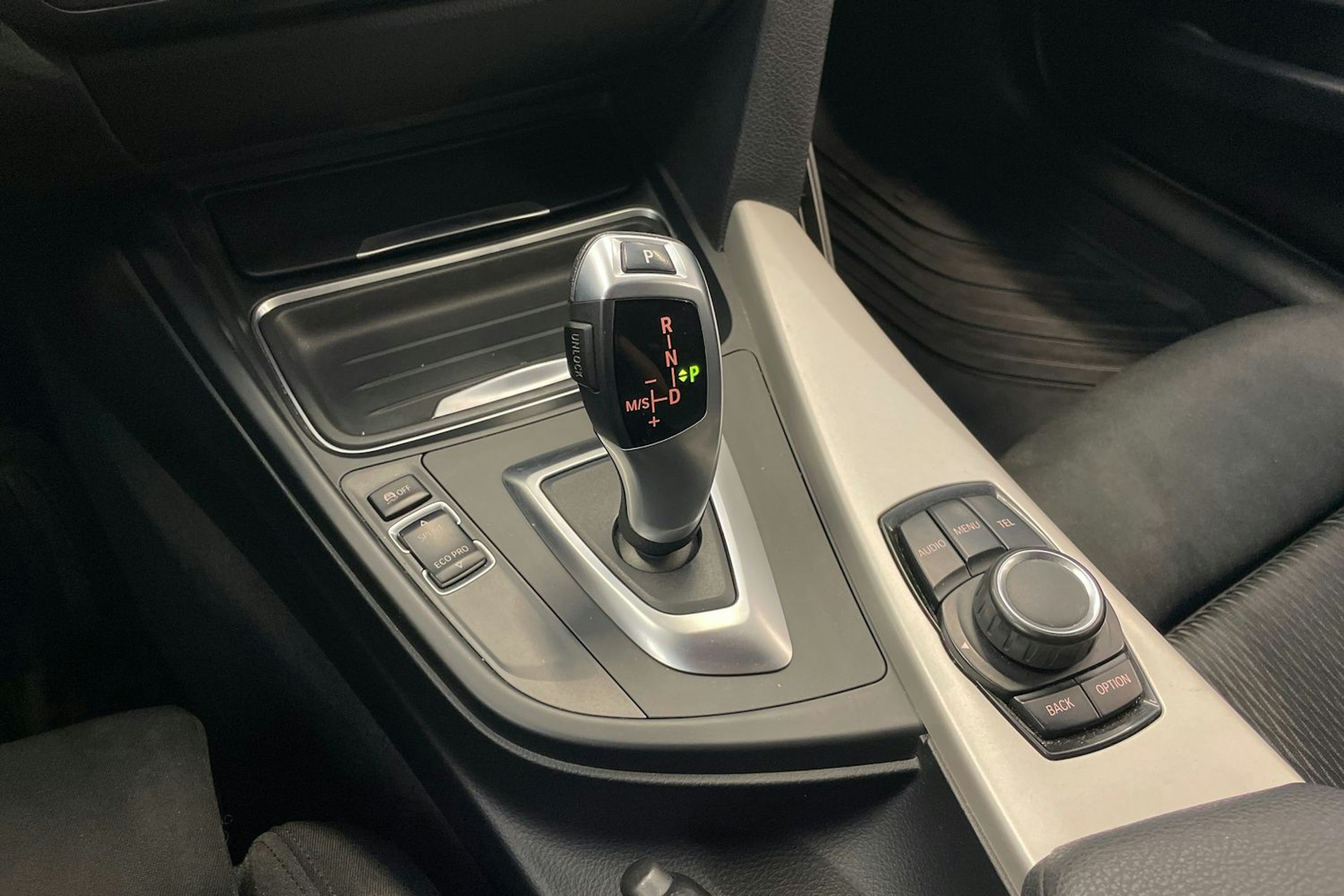 Valkoinen BMW 320 2015 kuva 15.