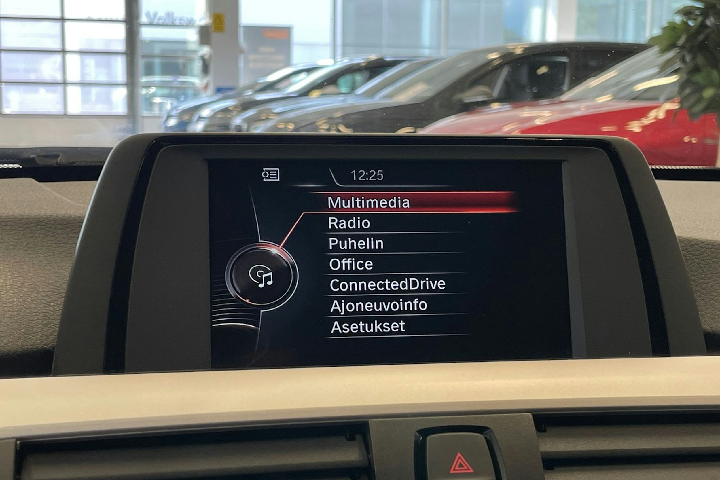Valkoinen BMW 320 2015 kuva 17.