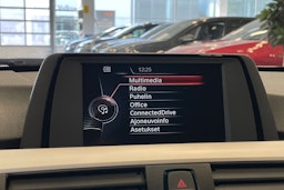 Valkoinen BMW 320 2015 kuva 17.