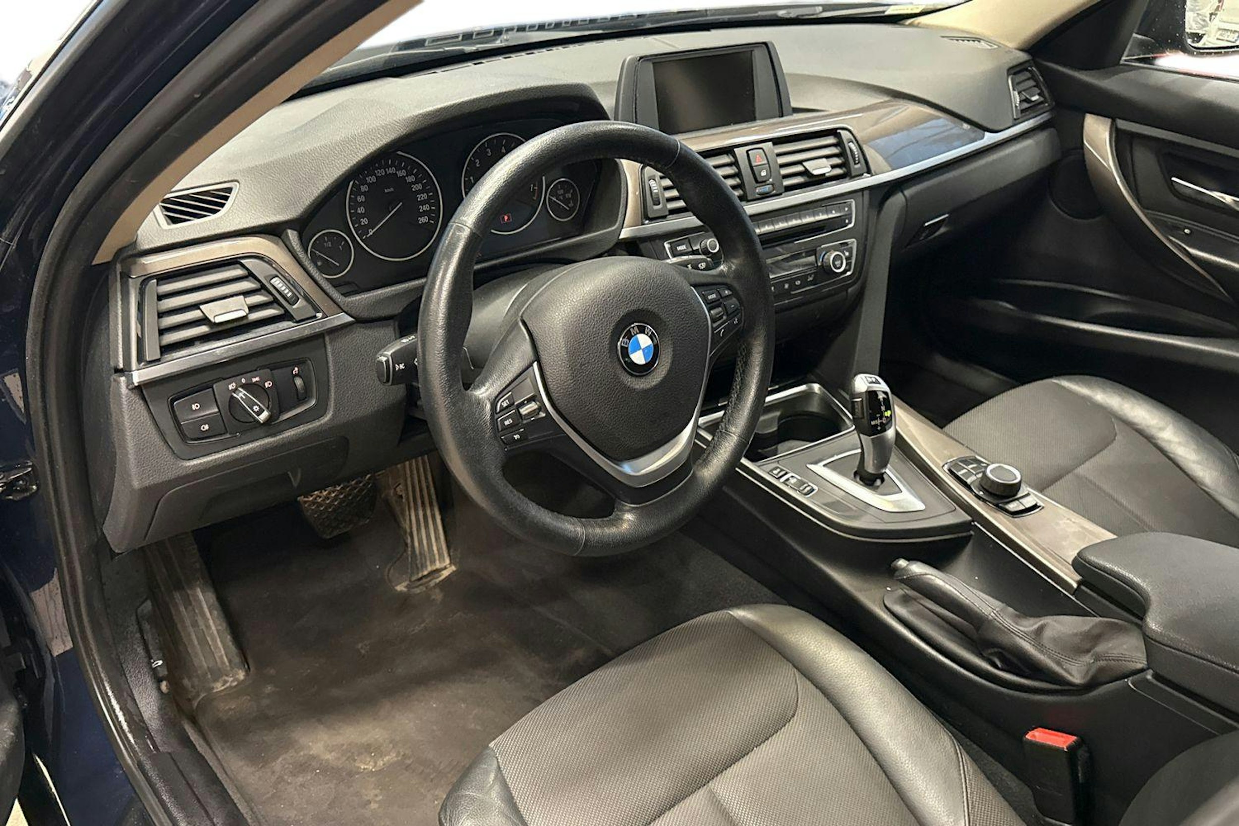 Sininen BMW 320 2014 kuva 6.