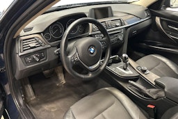 Sininen BMW 320 2014 kuva 6.